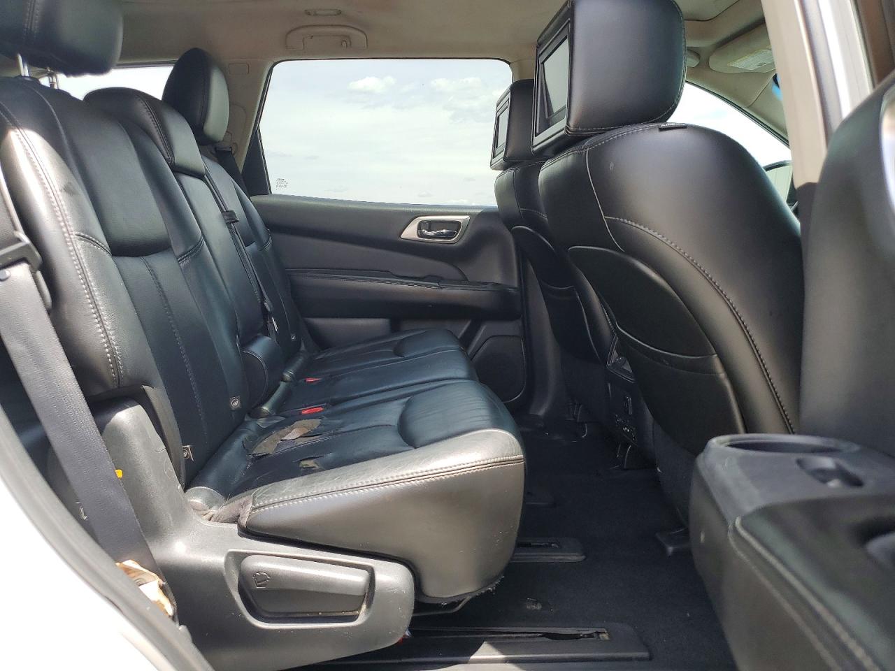 2014 Nissan Pathfinder S Silver vin: 5N1AR2MNXEC683127