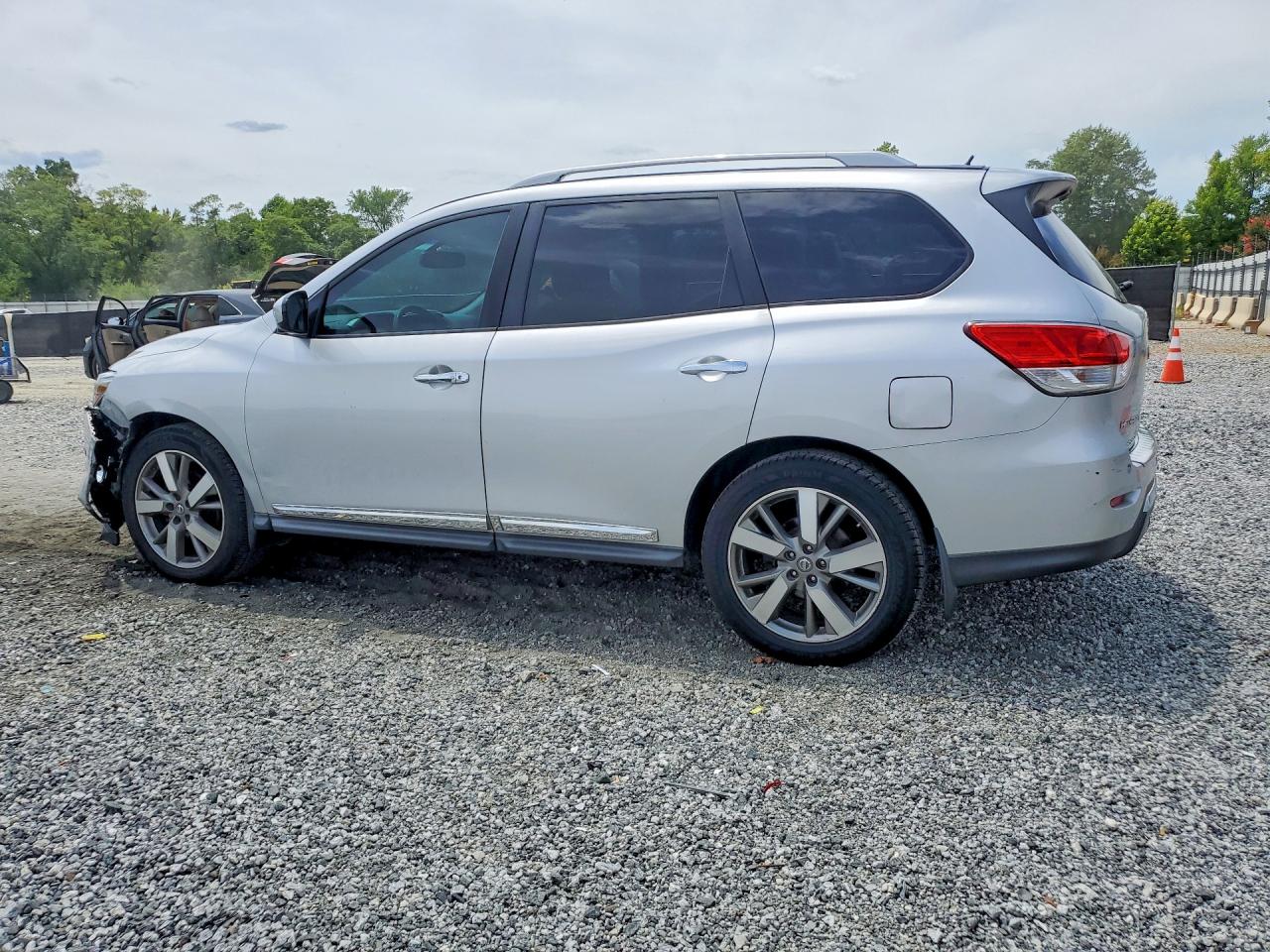 2014 Nissan Pathfinder S Silver vin: 5N1AR2MNXEC683127