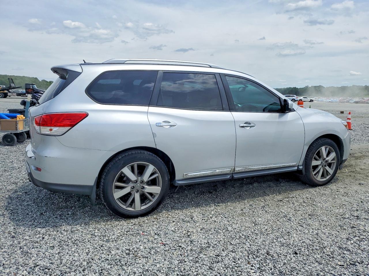 2014 Nissan Pathfinder S Silver vin: 5N1AR2MNXEC683127