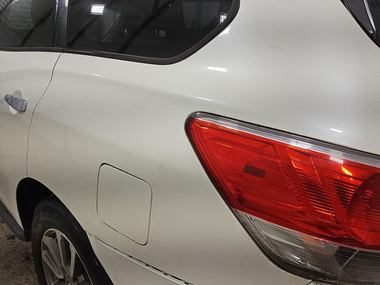 2015 Nissan Pathfinder S White vin: 5N1AR2MNXFC643003 Damage: Left Qtr Panel, Dent(S) W/No Paint Dmg, < 1/8 Inch
