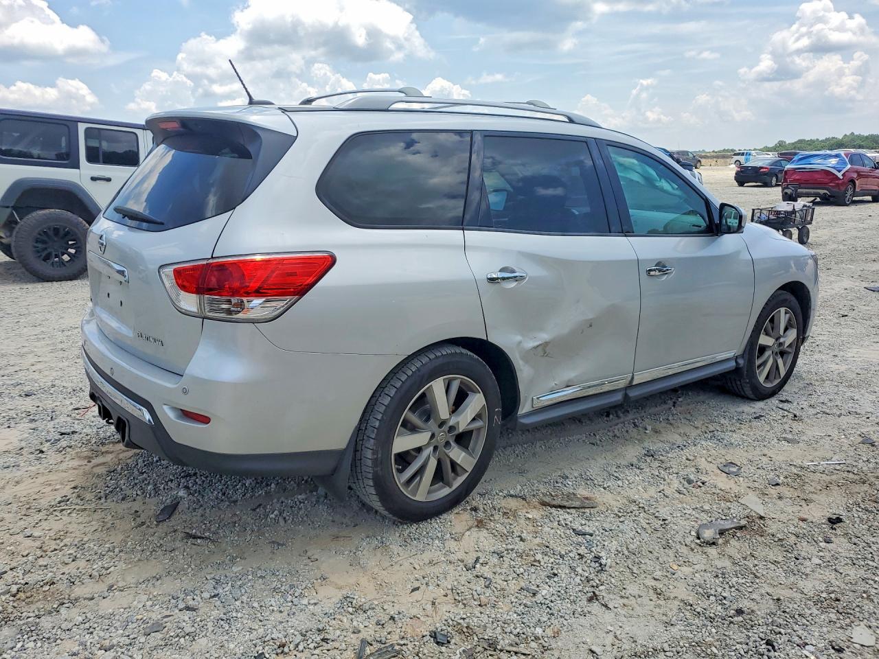 2015 Nissan Pathfinder S Silver vin: 5N1AR2MNXFC675501