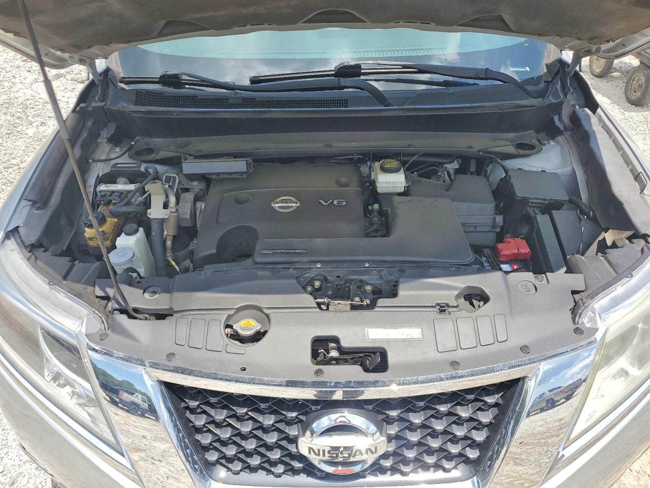 2015 Nissan Pathfinder S Silver vin: 5N1AR2MNXFC675501