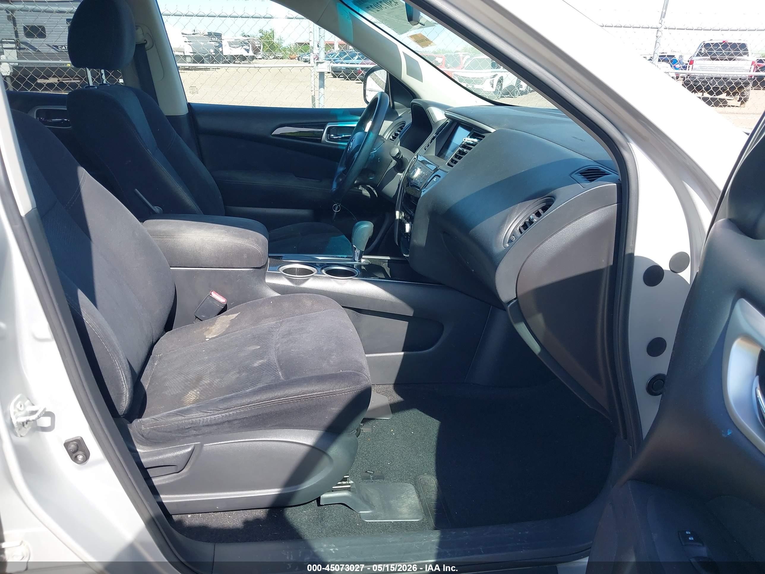 2015 Nissan Pathfinder S Silver vin: 5N1AR2MNXFC681699
