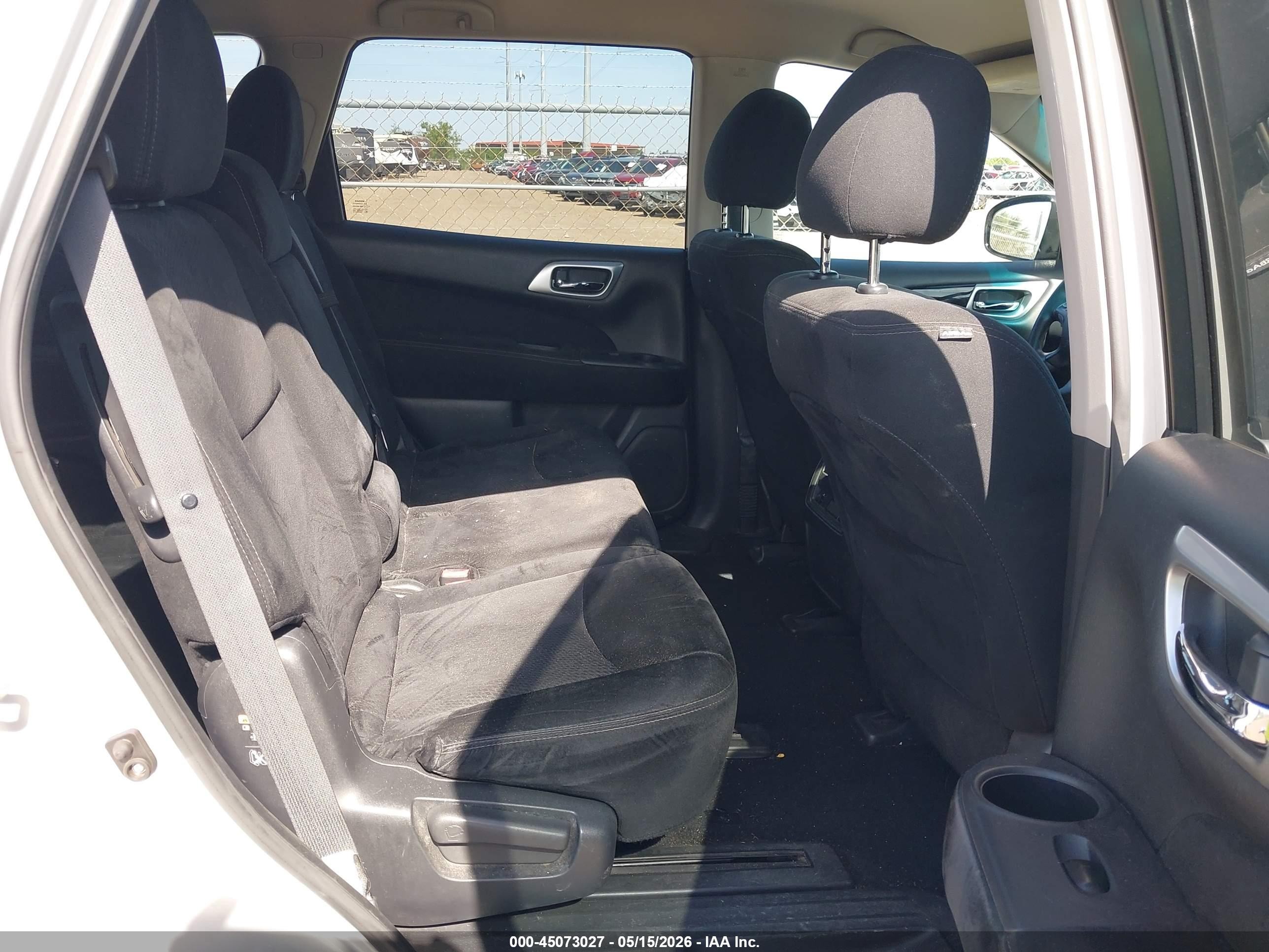 2015 Nissan Pathfinder S Silver vin: 5N1AR2MNXFC681699