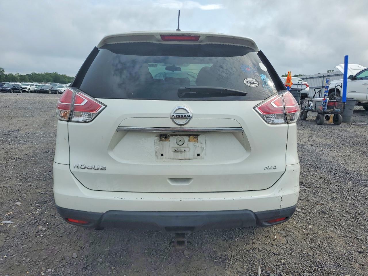 2015 Nissan Rogue S Белый vin: 5N1AT2MK4FC782857