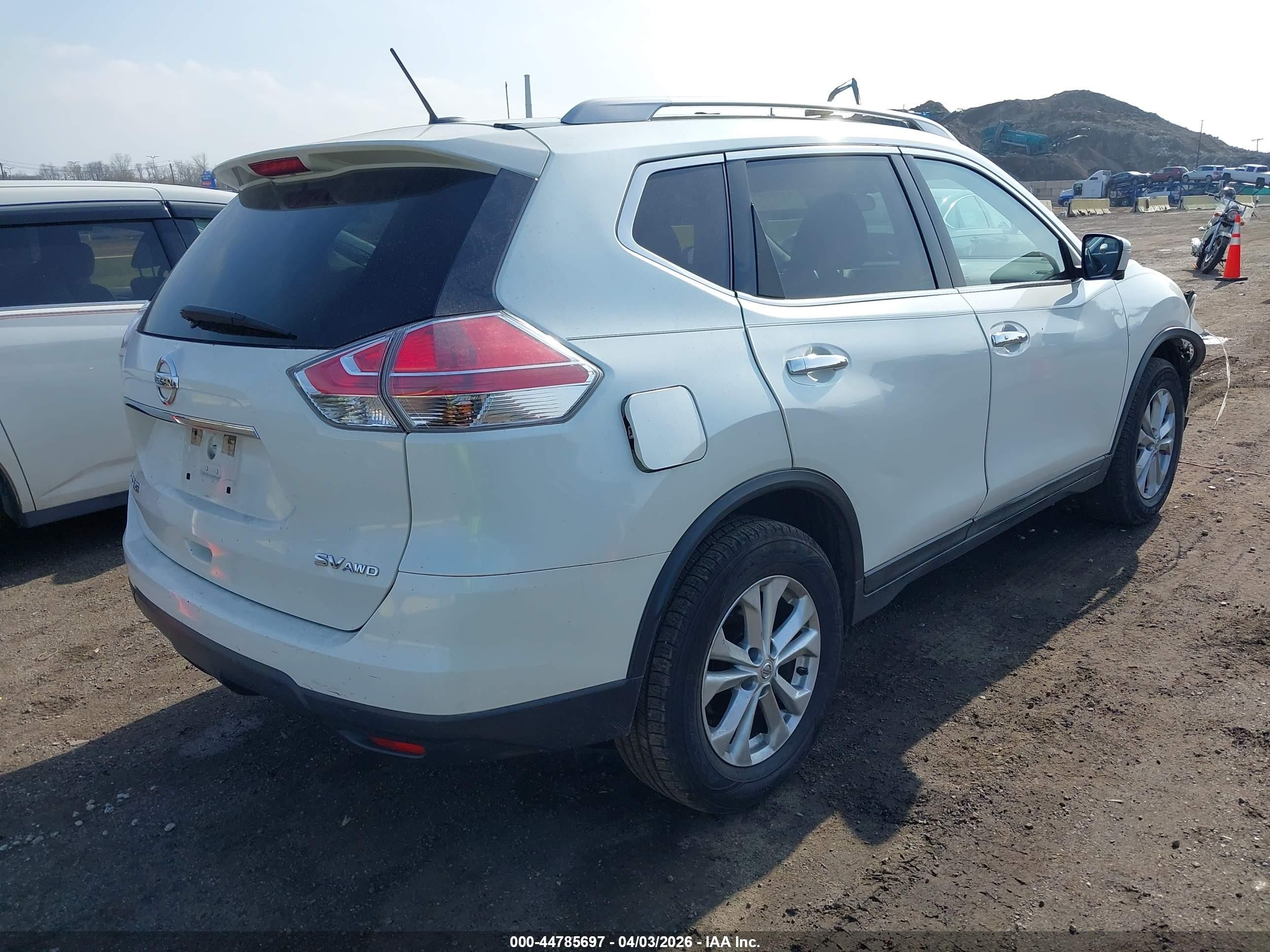 2015 Nissan Rogue Sv White vin: 5N1AT2MK9FC778657