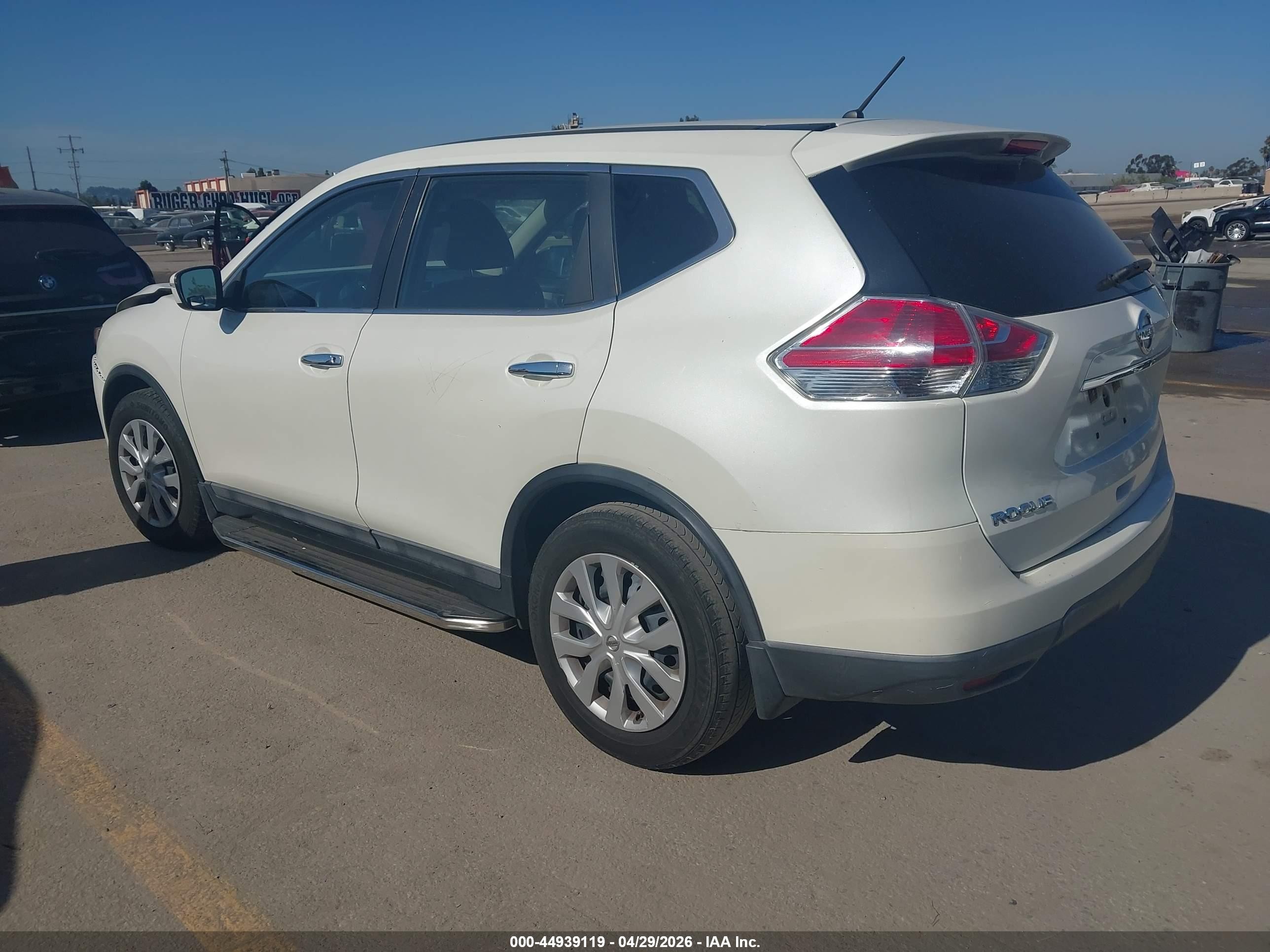 2015 Nissan Rogue S White vin: 5N1AT2ML0FC778572