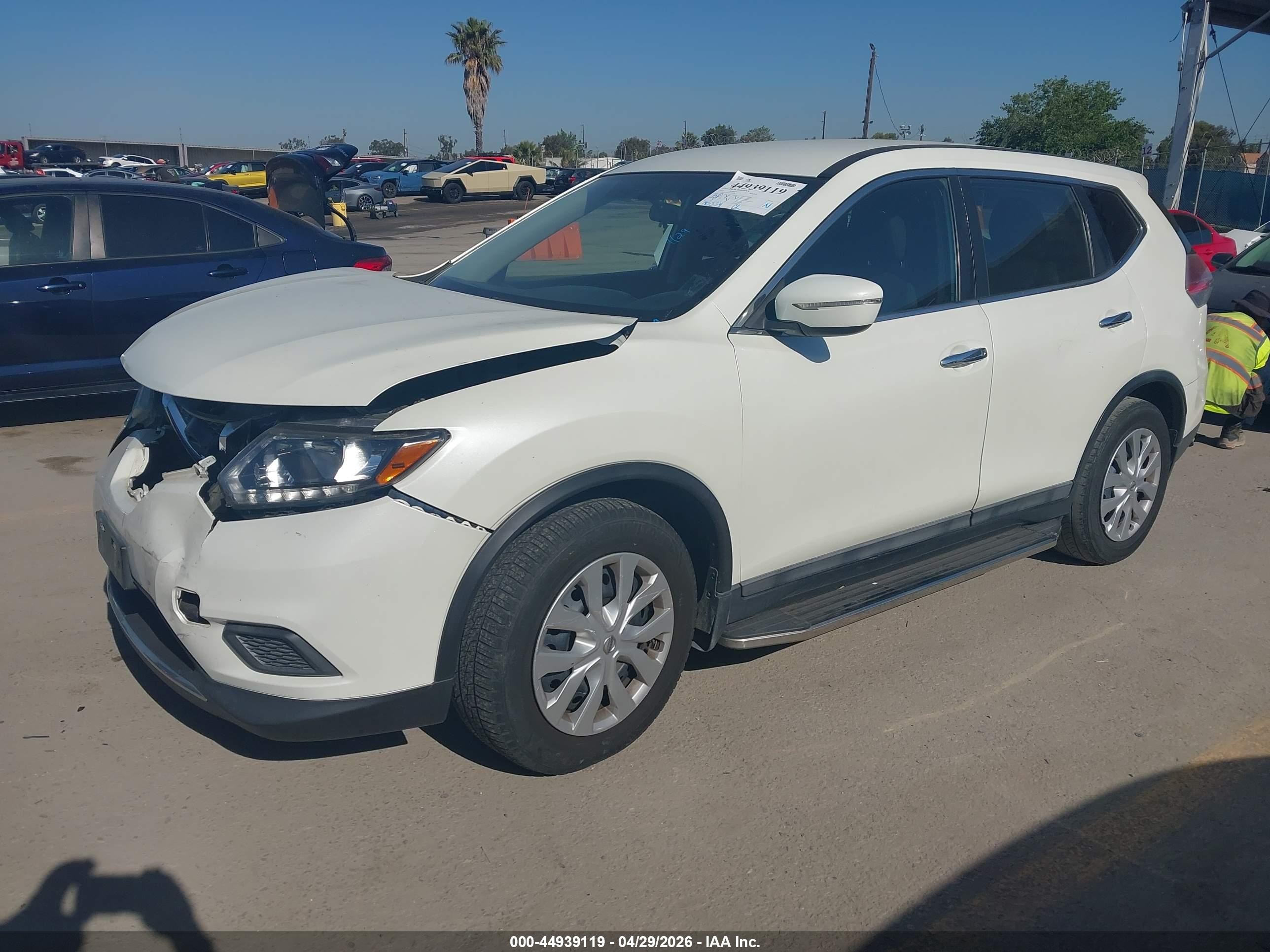2015 Nissan Rogue S White vin: 5N1AT2ML0FC778572