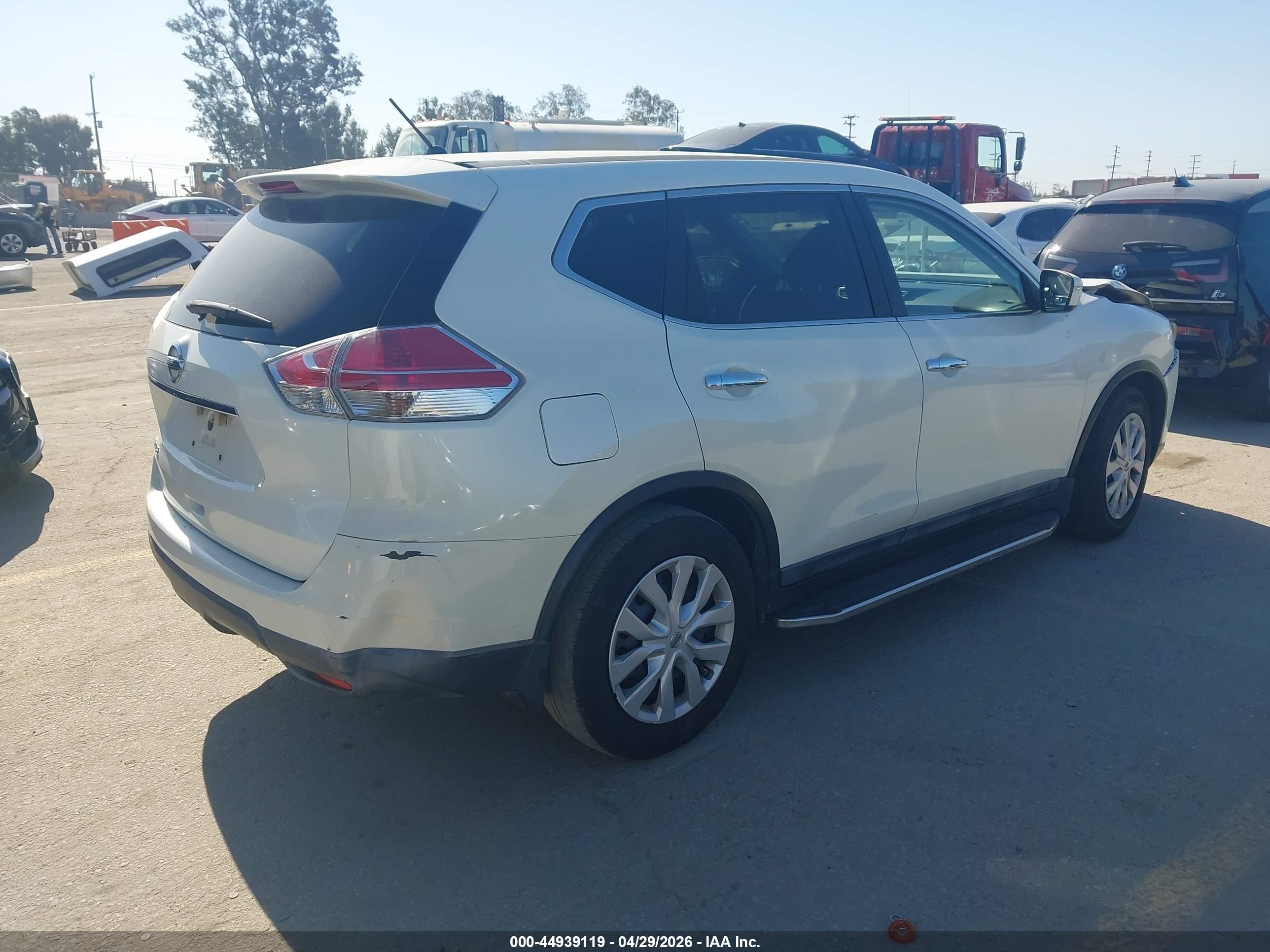 2015 Nissan Rogue S White vin: 5N1AT2ML0FC778572