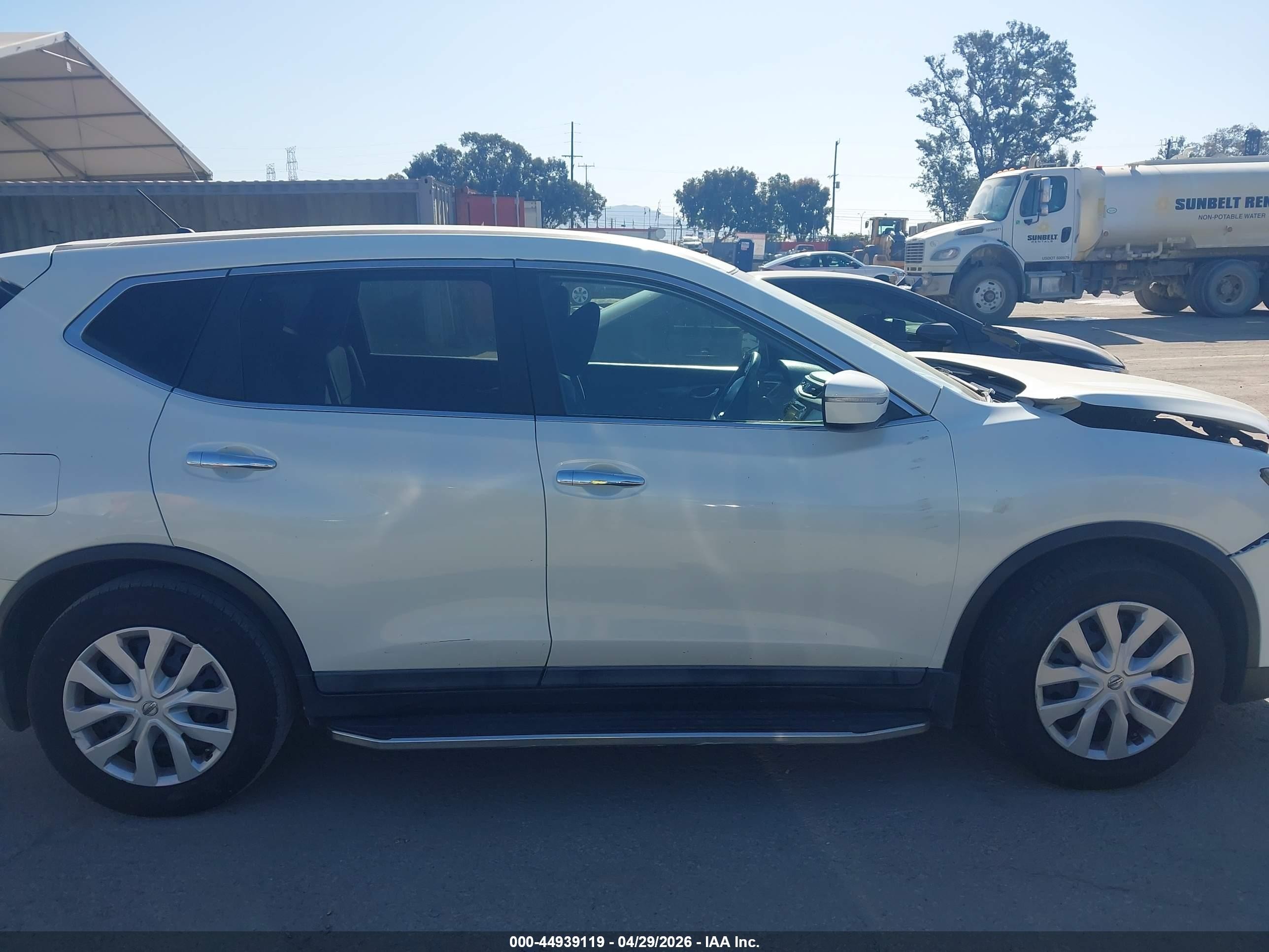 2015 Nissan Rogue S White vin: 5N1AT2ML0FC778572