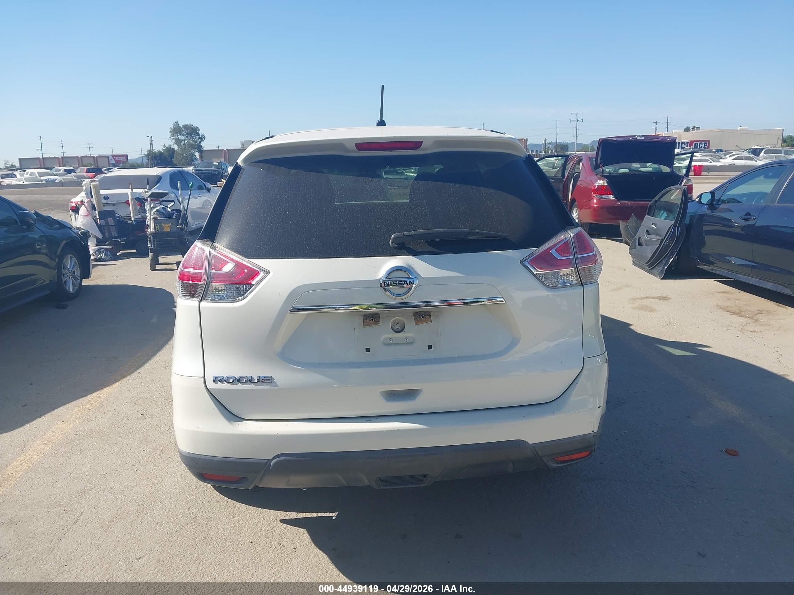 2015 Nissan Rogue S White vin: 5N1AT2ML0FC778572