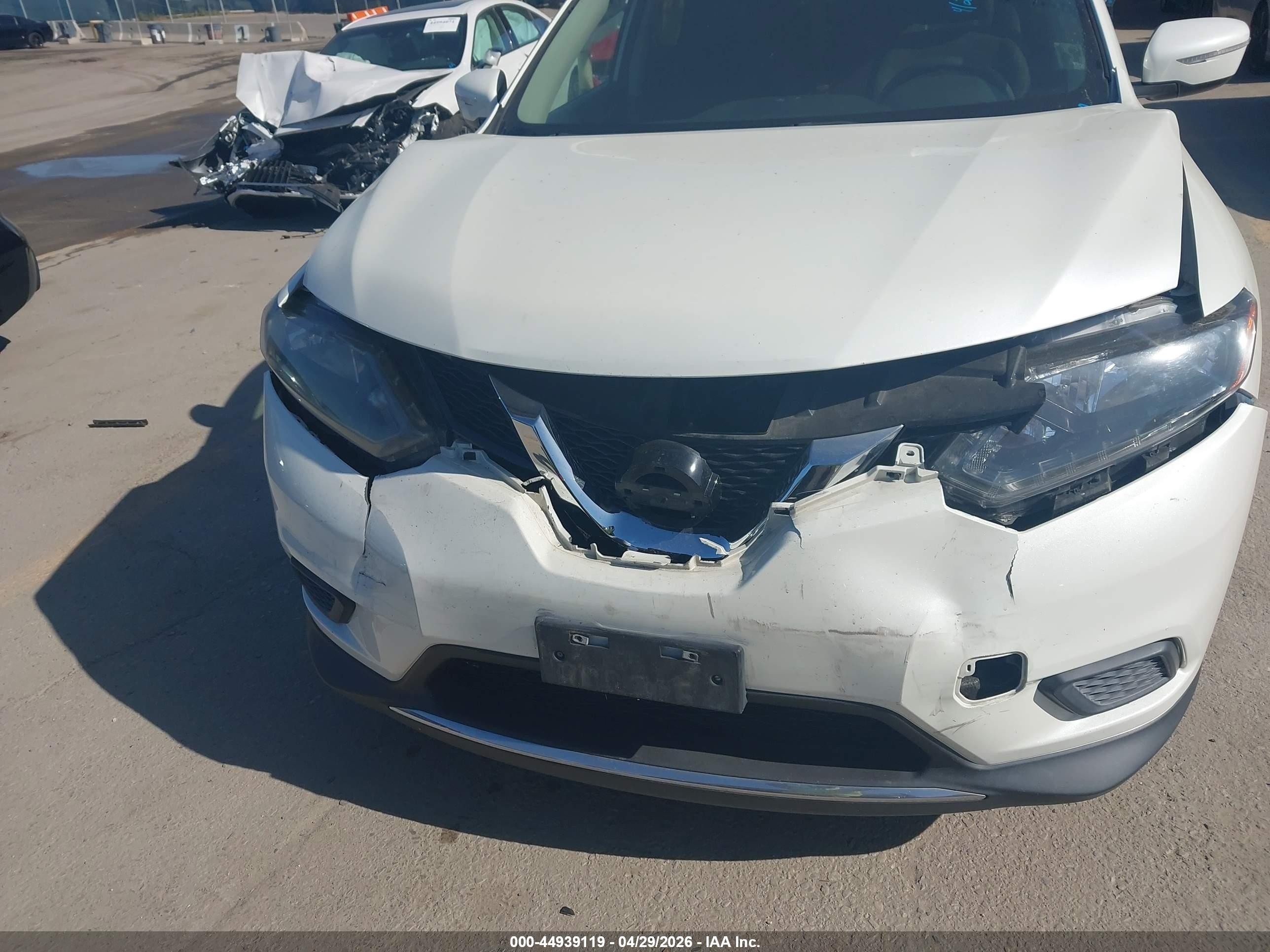 2015 Nissan Rogue S White vin: 5N1AT2ML0FC778572