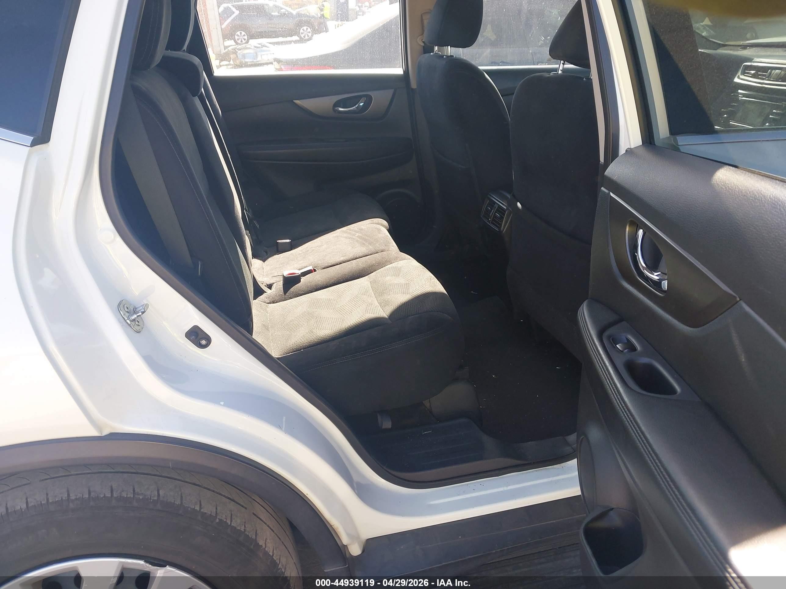 2015 Nissan Rogue S White vin: 5N1AT2ML0FC778572