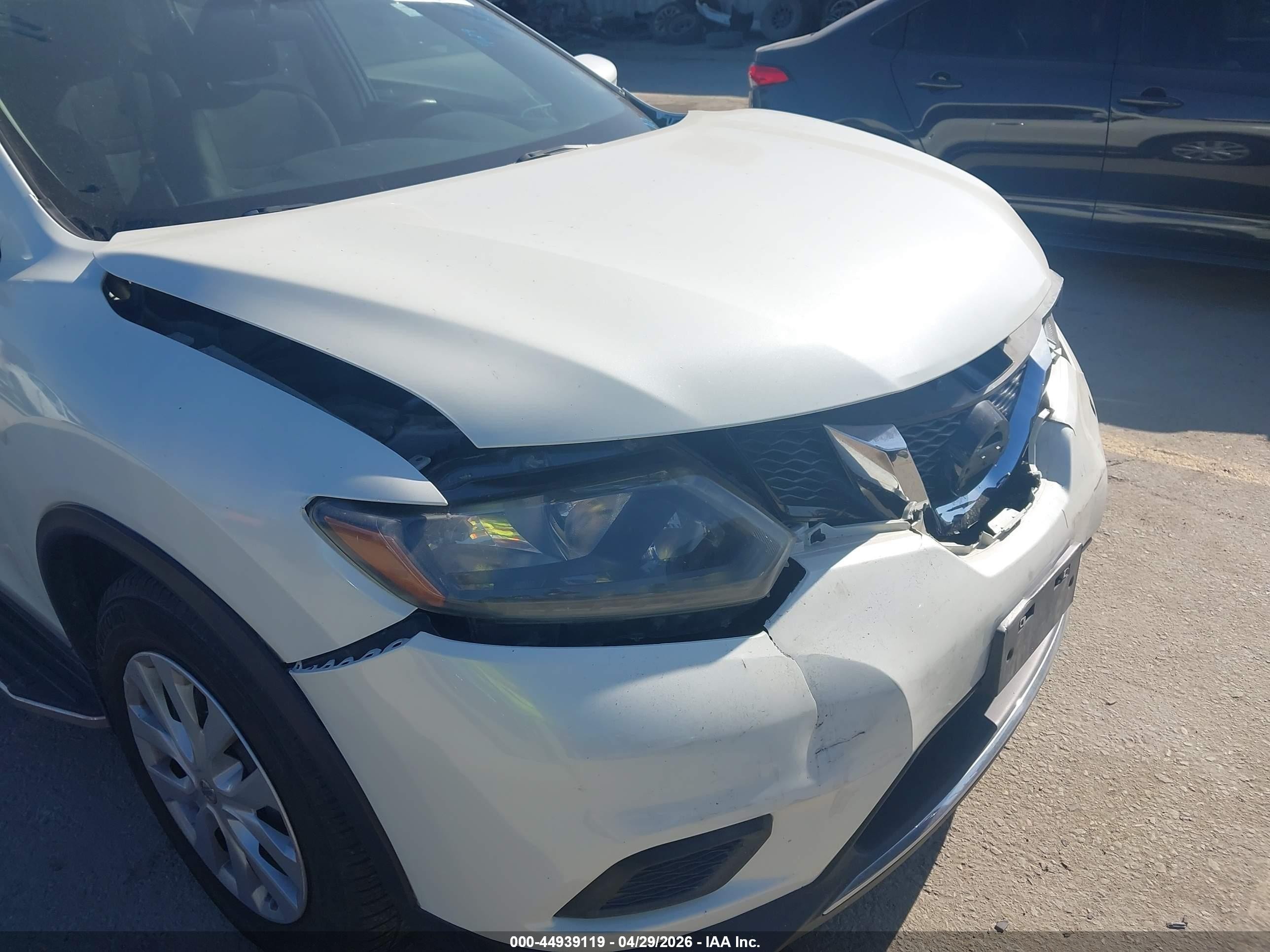 2015 Nissan Rogue S White vin: 5N1AT2ML0FC778572