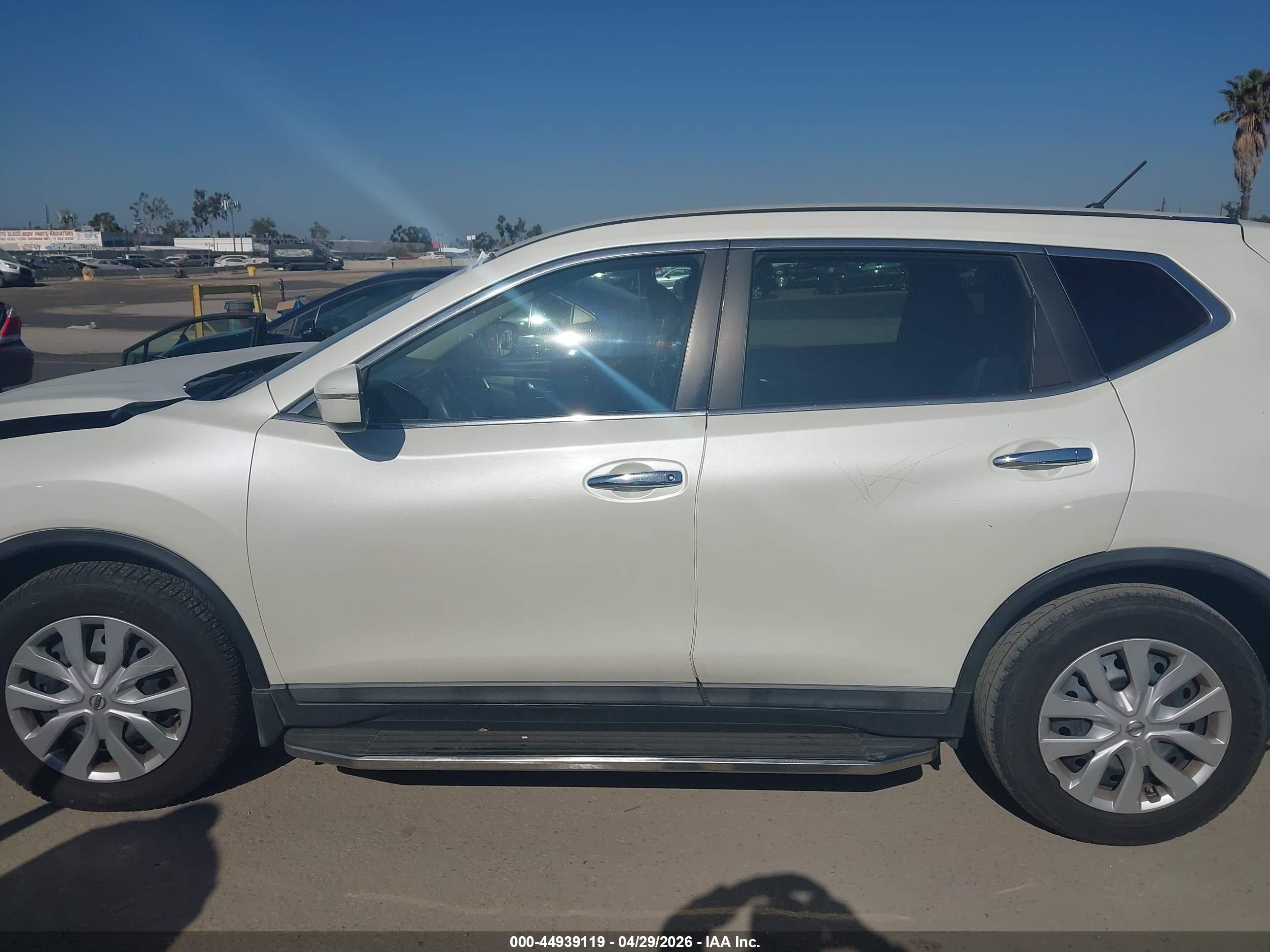 2015 Nissan Rogue S White vin: 5N1AT2ML0FC778572