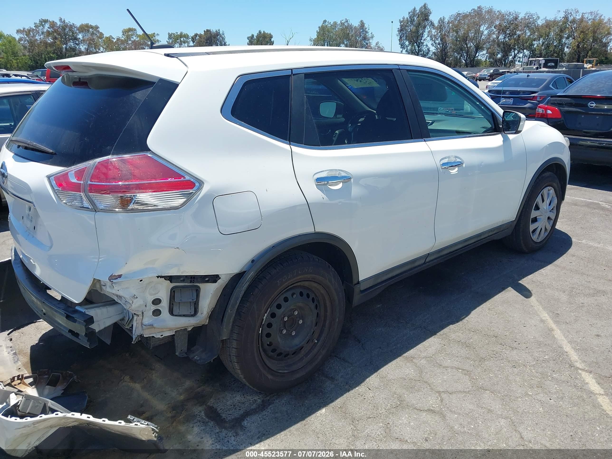 2015 Nissan Rogue S White vin: 5N1AT2ML2FC852008