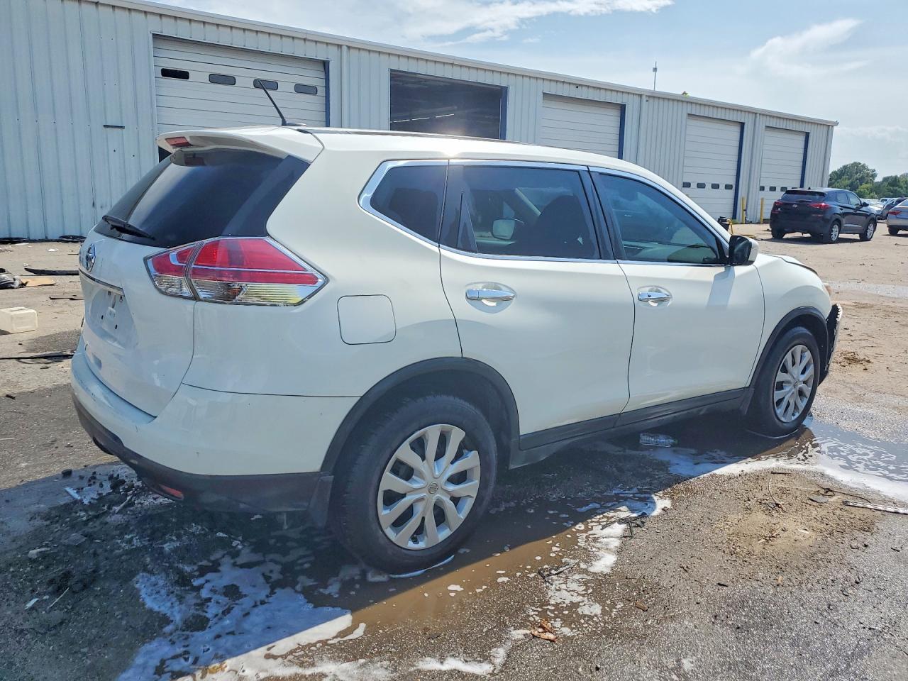 2015 Nissan Rogue S White vin: 5N1AT2ML4FC881851