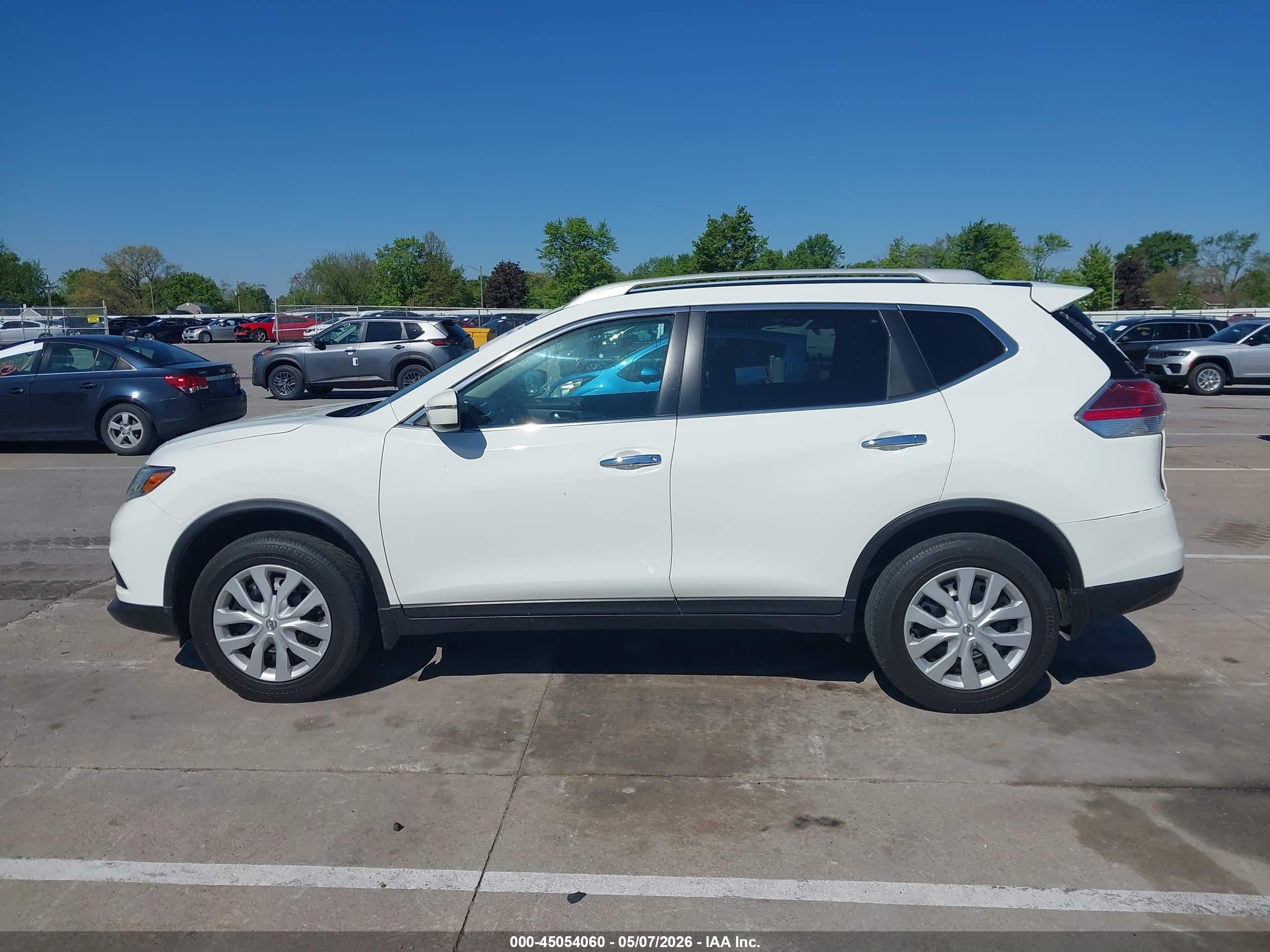 2016 Nissan Rogue S White vin: 5N1AT2MM3GC865425