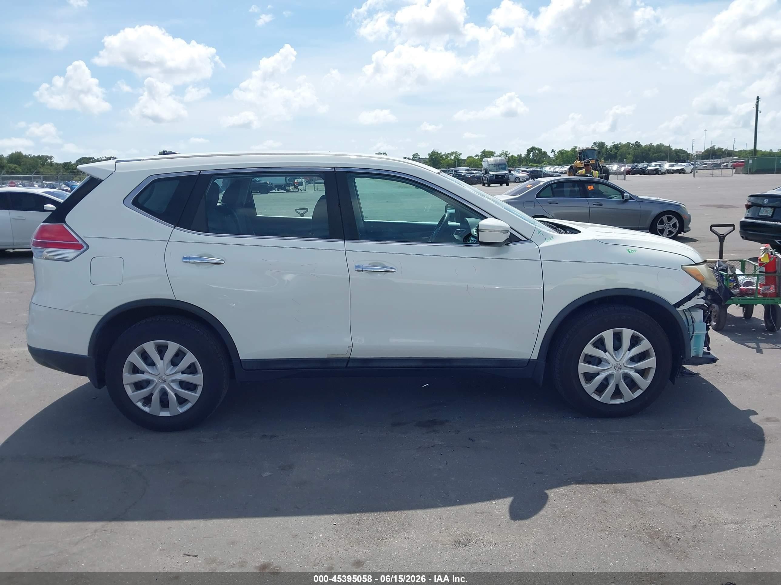2015 Nissan Rogue S White vin: 5N1AT2MT0FC839791