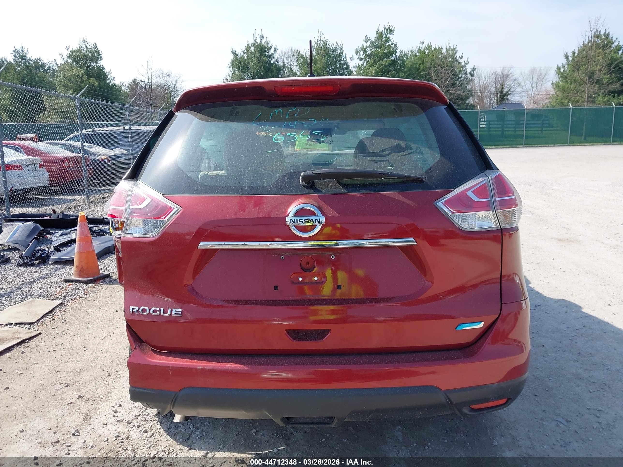 2014 Nissan Rogue S Red vin: 5N1AT2MT1EC786565