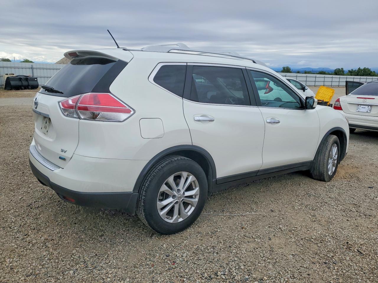 2014 Nissan Rogue Sv White vin: 5N1AT2MT1EC799896