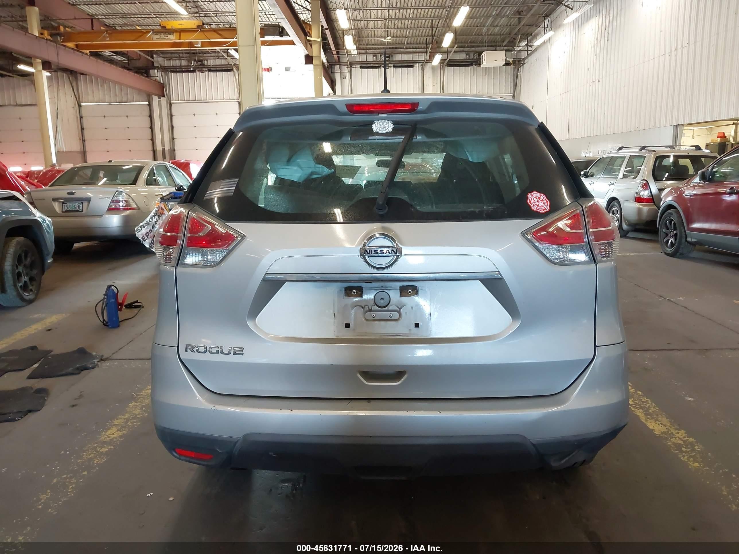 2015 Nissan Rogue S Серебряный vin: 5N1AT2MT1FC787412