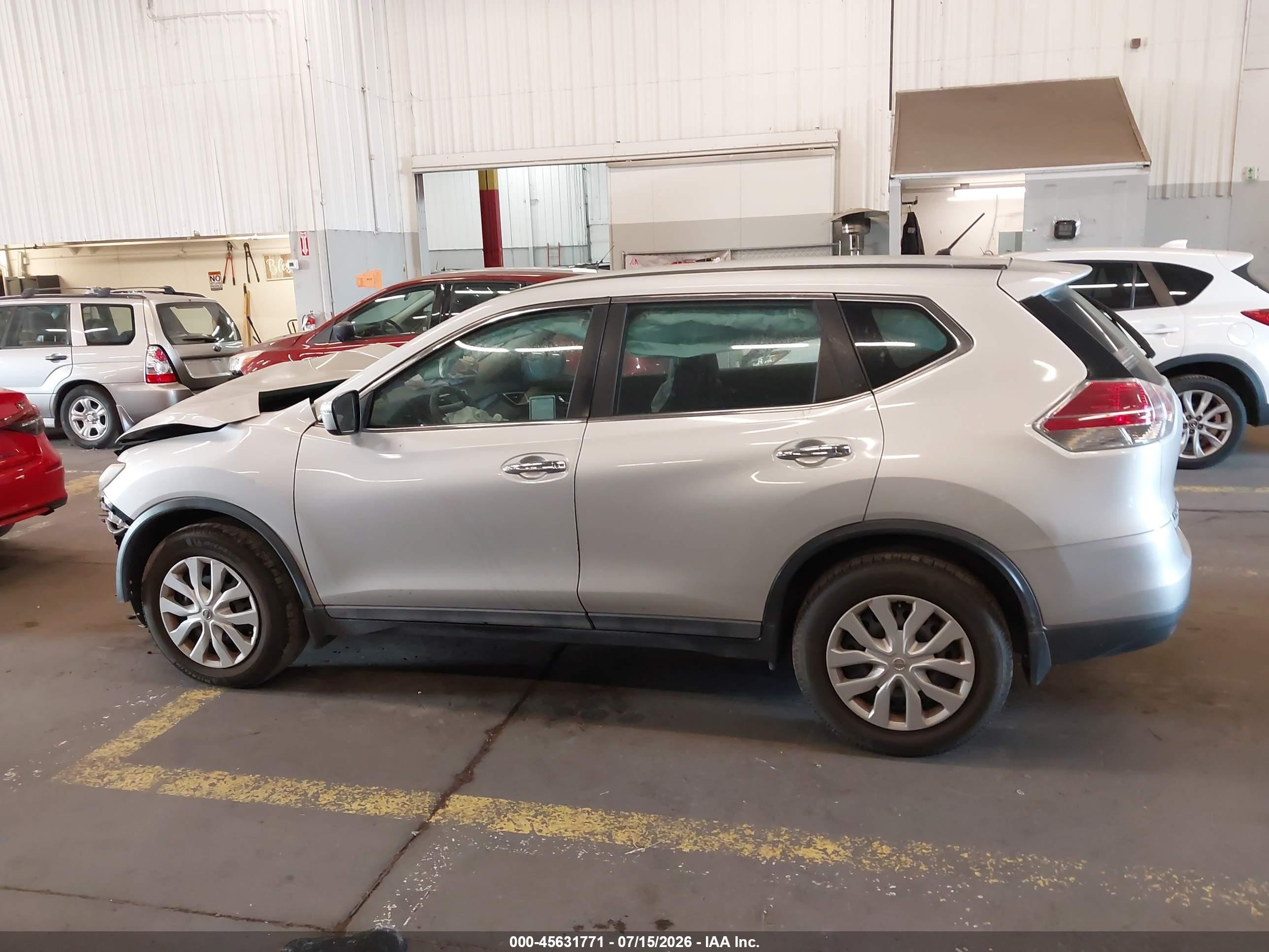 2015 Nissan Rogue S Серебряный vin: 5N1AT2MT1FC787412
