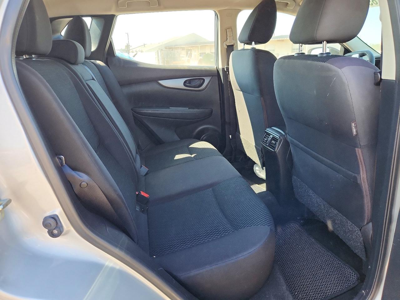 2015 Nissan Rogue S Серебряный vin: 5N1AT2MT1FC841534