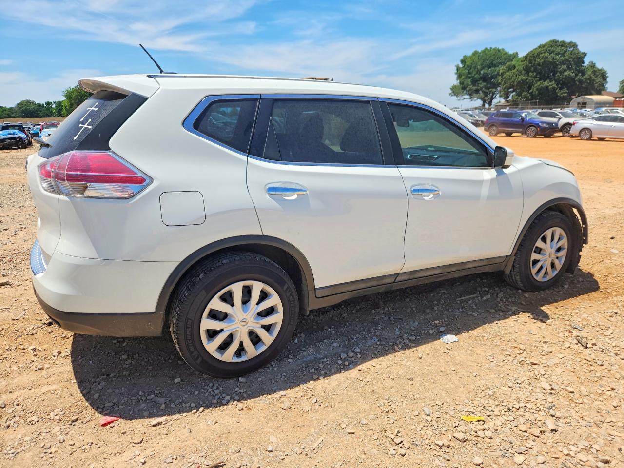 2015 Nissan Rogue S White vin: 5N1AT2MT1FC861394