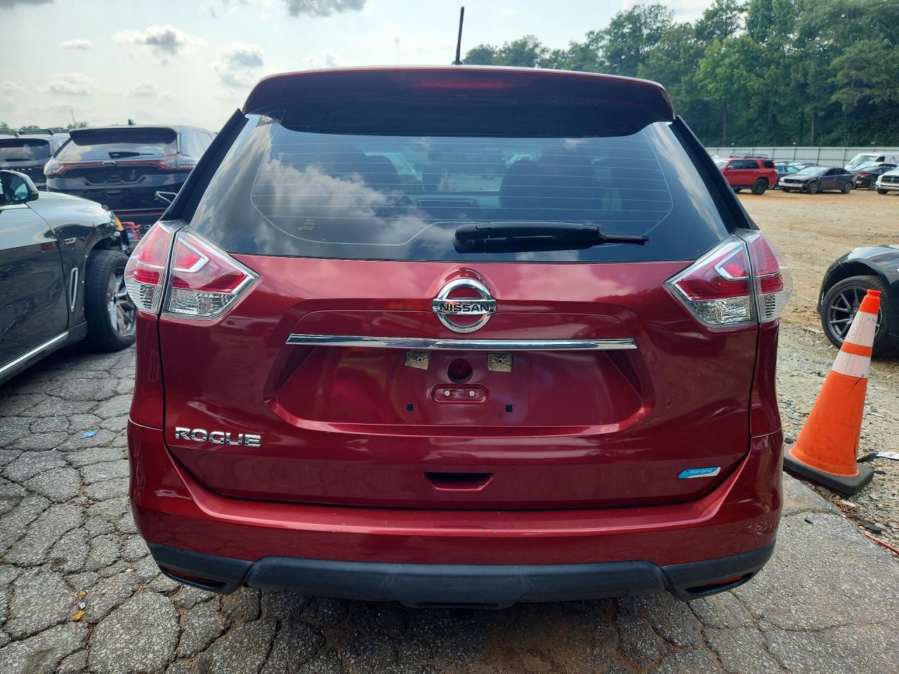 2014 Nissan Rogue S Red vin: 5N1AT2MT2EC811635