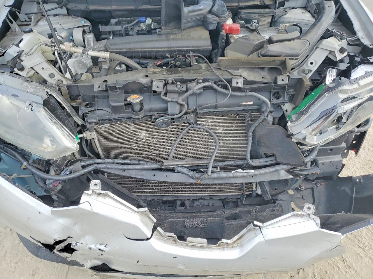 2014 Nissan Rogue Sv Серебряный vin: 5N1AT2MT2EC840729