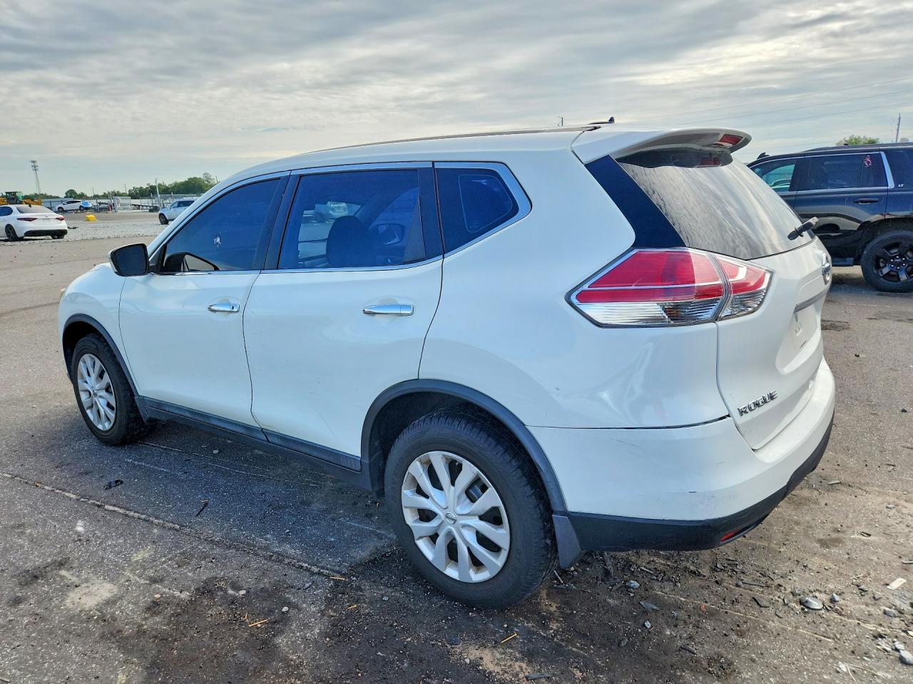 2015 Nissan Rogue S Белый vin: 5N1AT2MT2FC861209