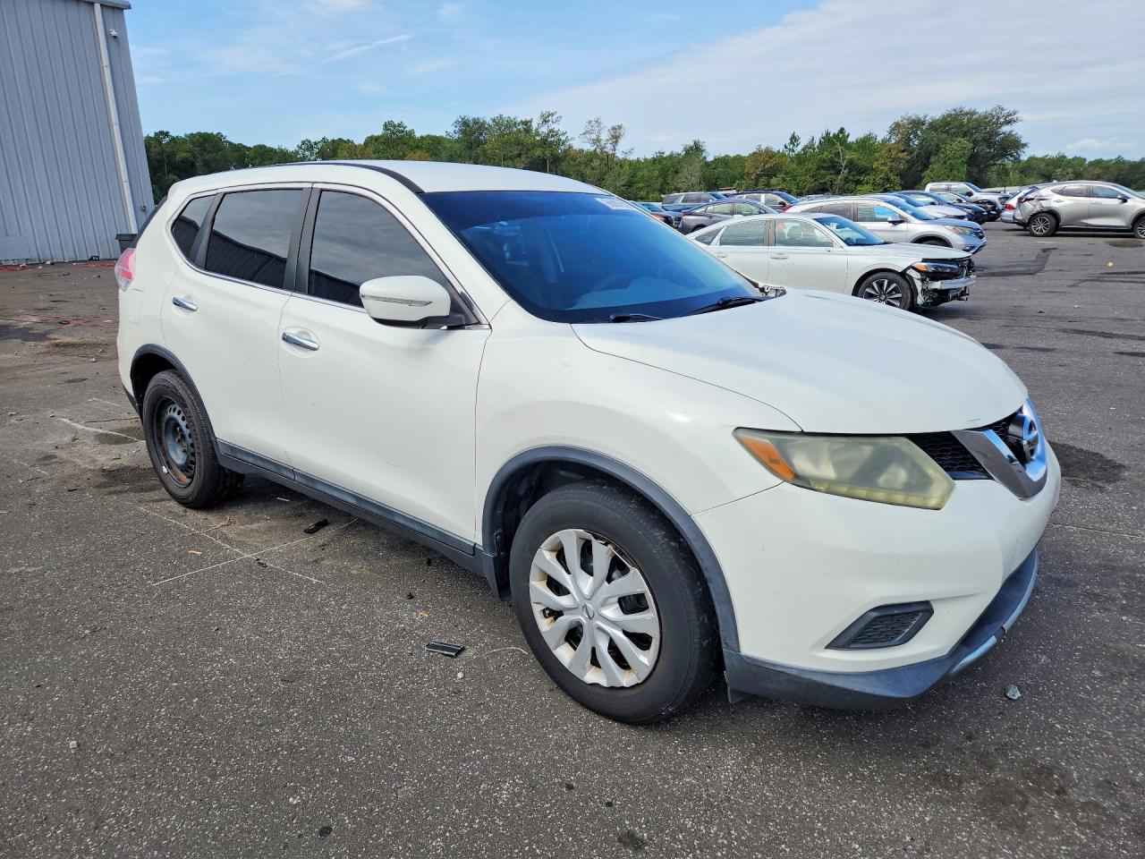 2015 Nissan Rogue S Белый vin: 5N1AT2MT2FC861209