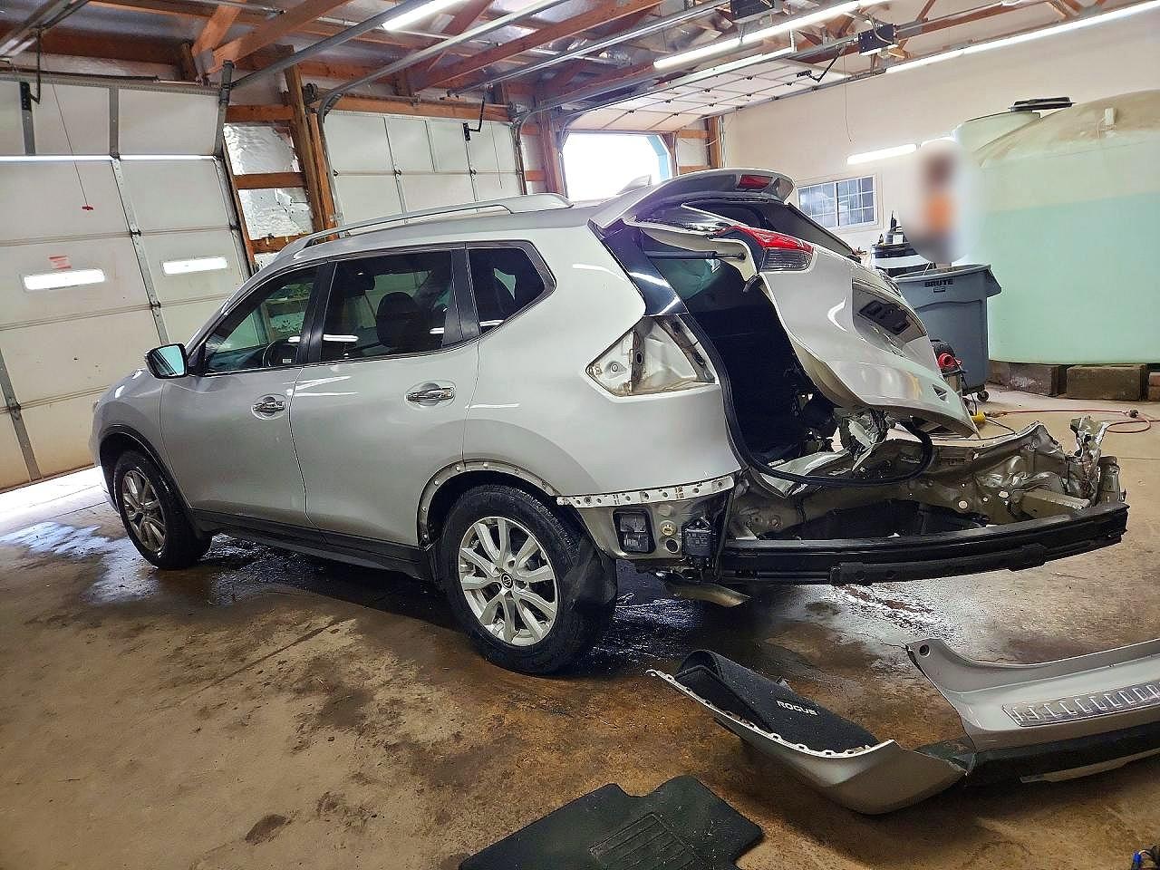 2017 Nissan Rogue Sv Silver vin: 5N1AT2MT2HC745432