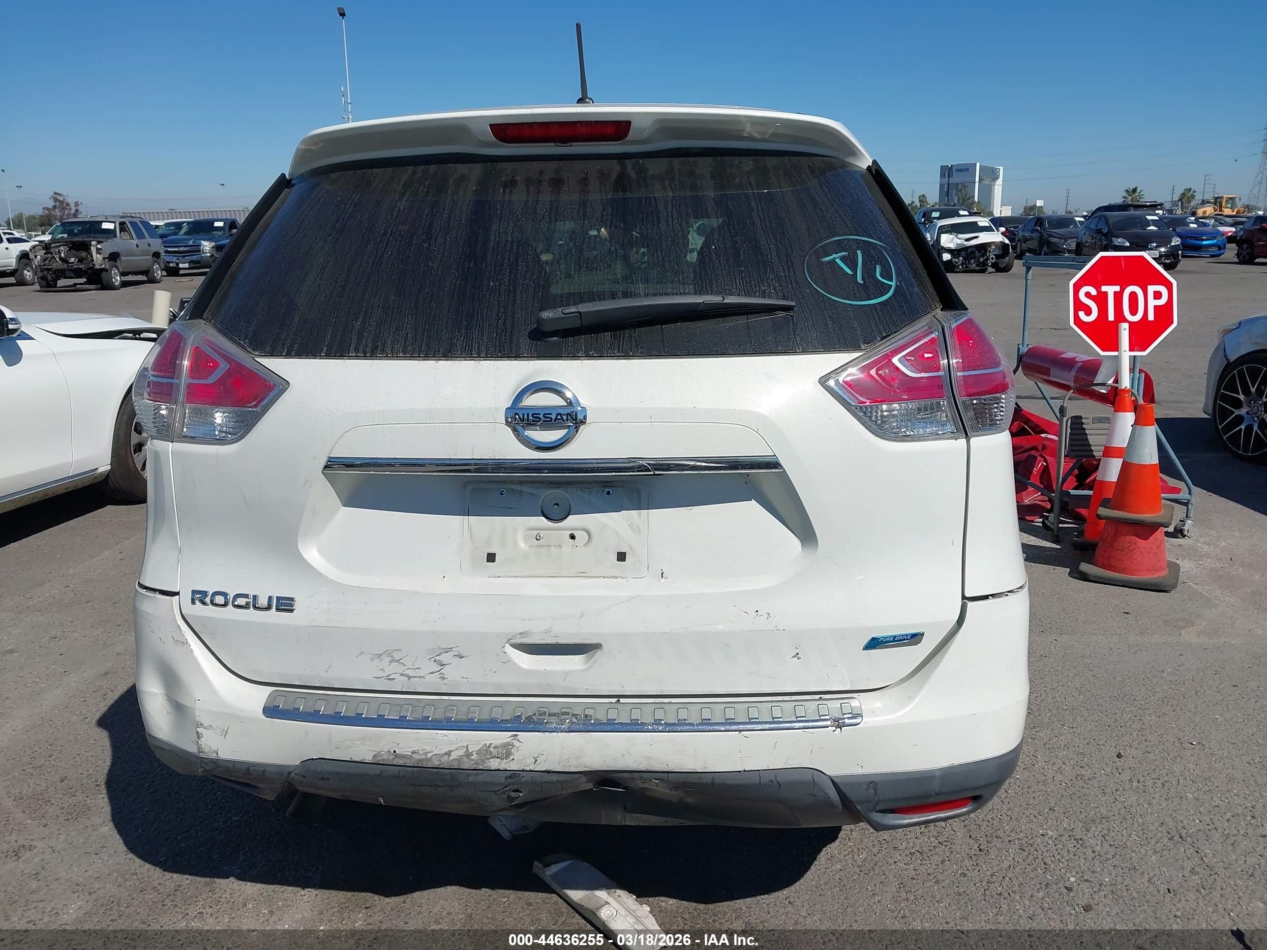 2014 Nissan Rogue S White vin: 5N1AT2MT3EC831909