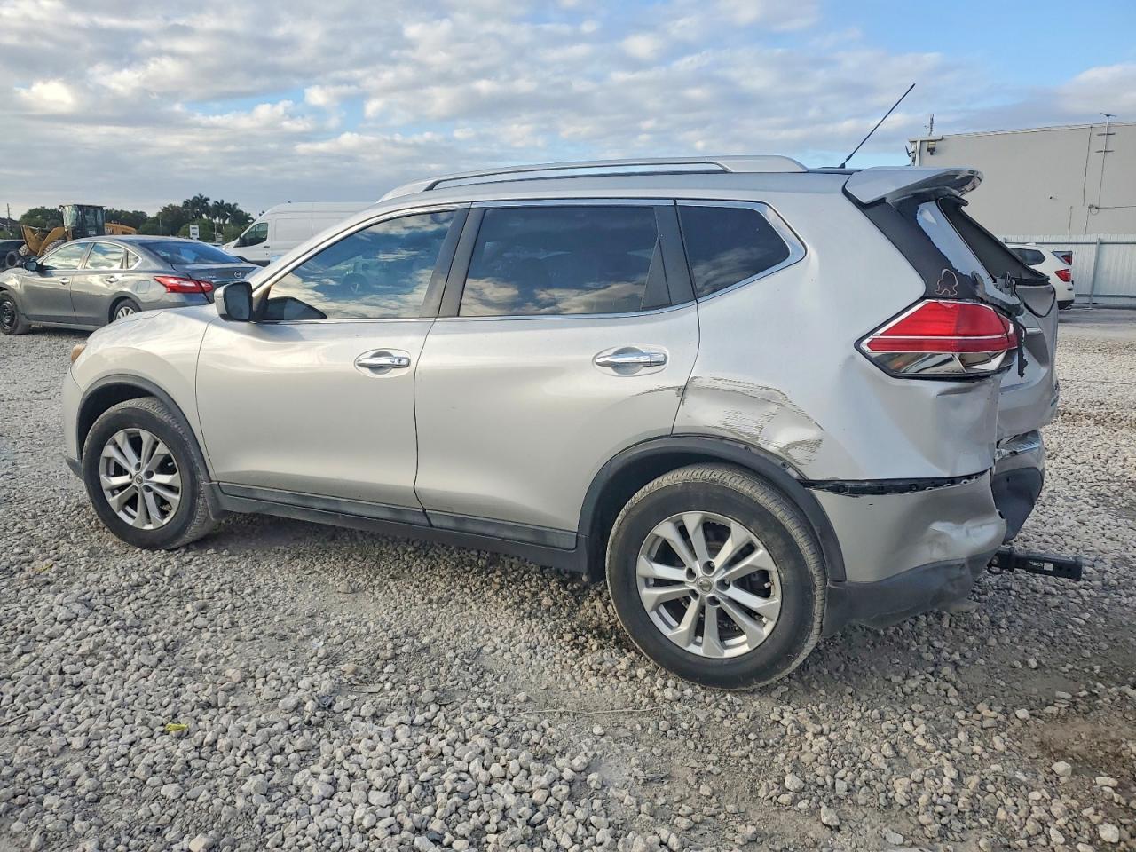 2014 Nissan Rogue Sv Silver vin: 5N1AT2MT3EC856048