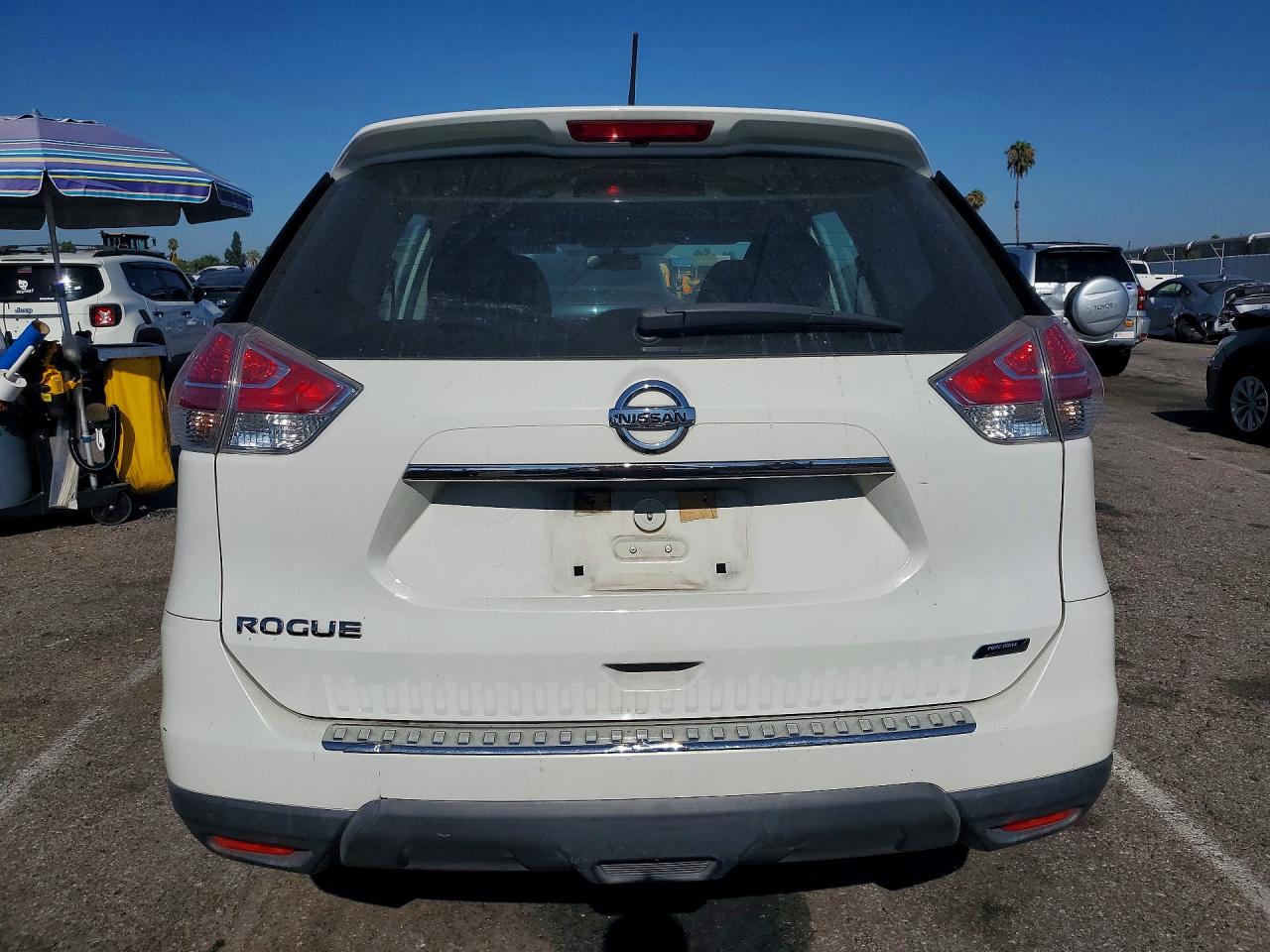 2014 Nissan Rogue S White vin: 5N1AT2MT3EC857944