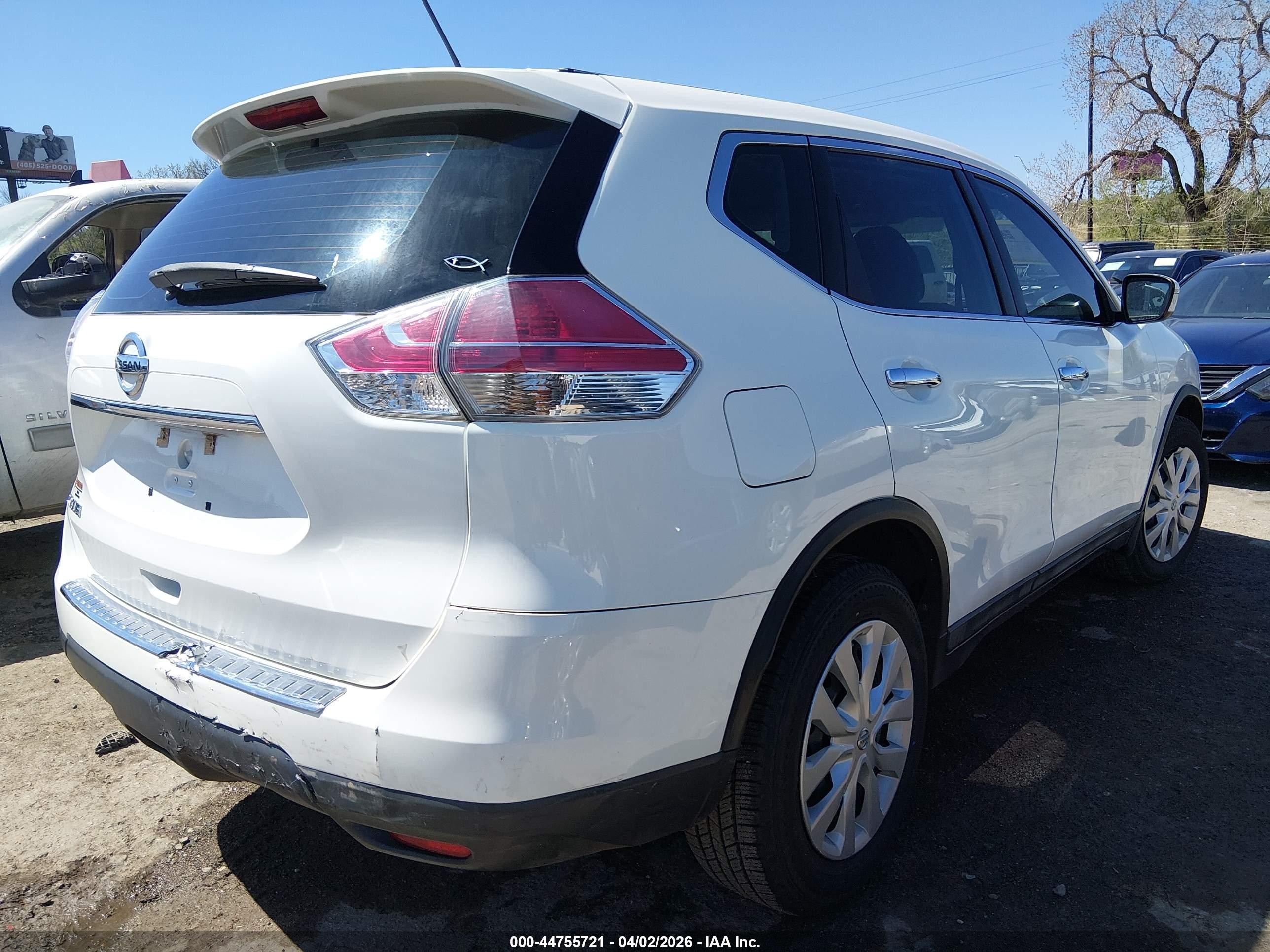 2015 Nissan Rogue S White vin: 5N1AT2MT3FC858867