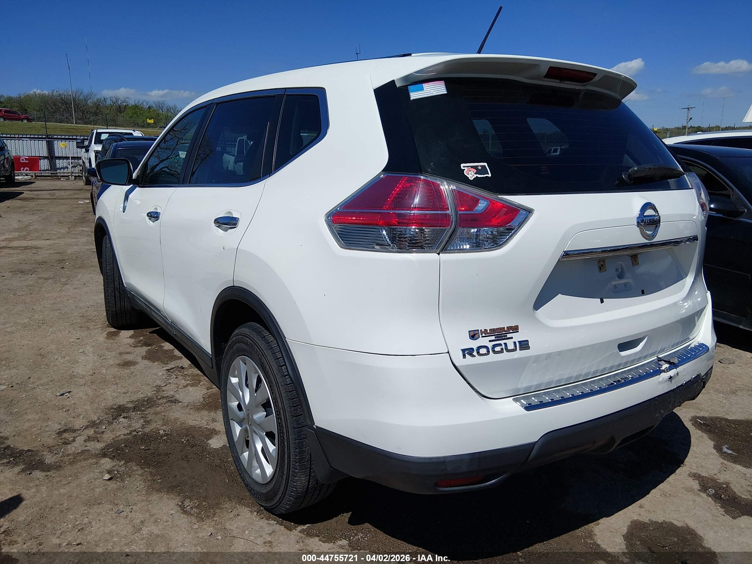 2015 Nissan Rogue S White vin: 5N1AT2MT3FC858867