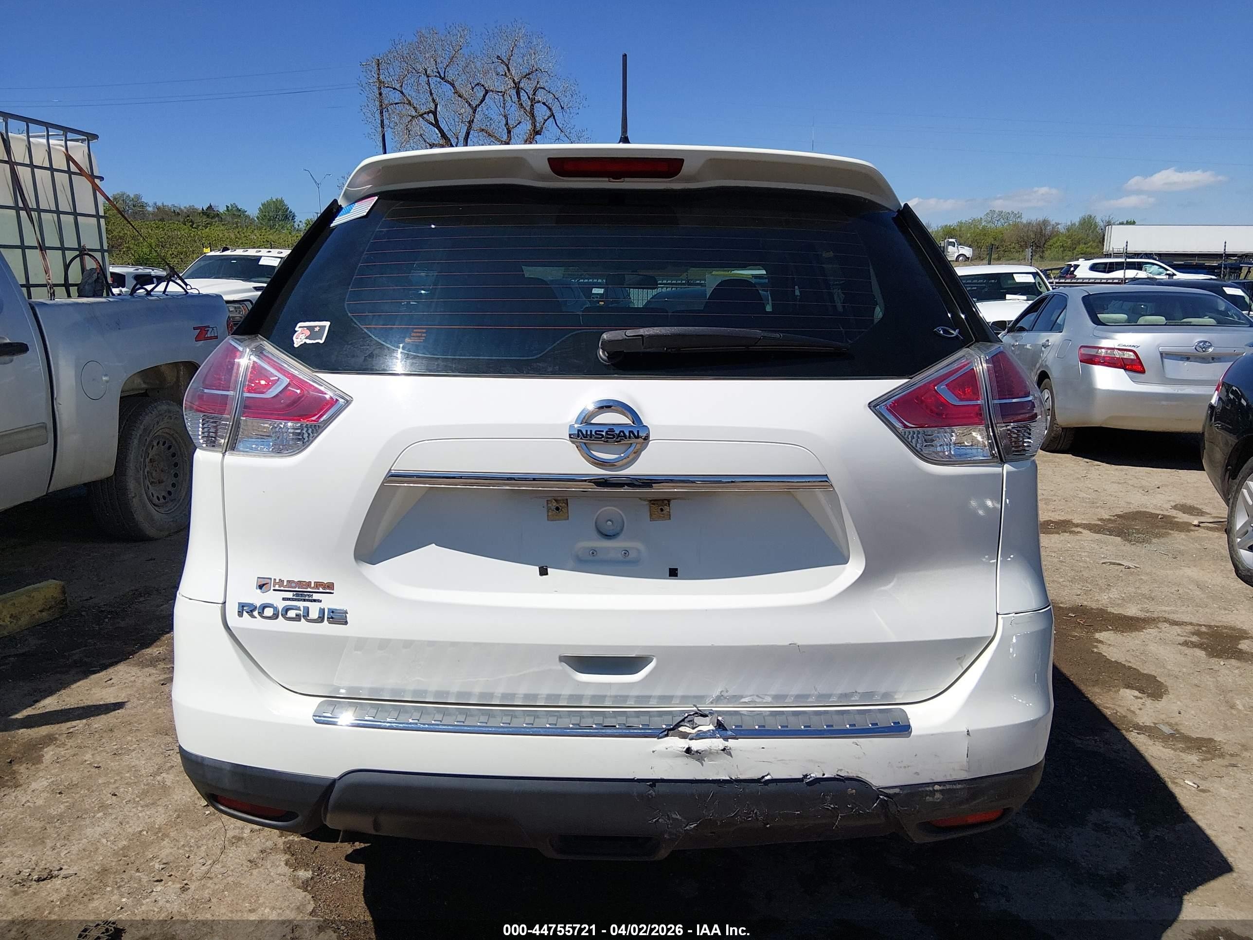 2015 Nissan Rogue S White vin: 5N1AT2MT3FC858867