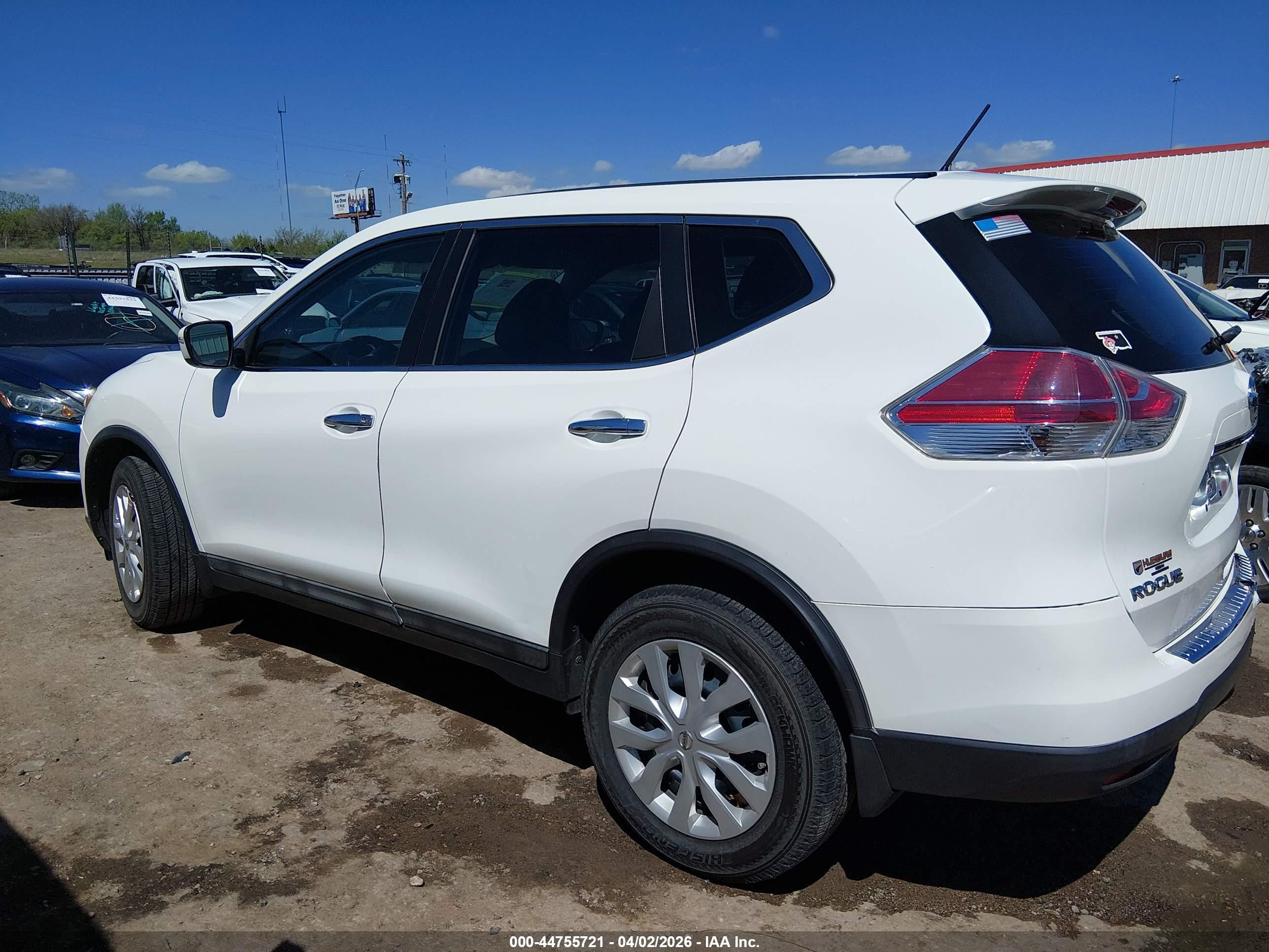 2015 Nissan Rogue S White vin: 5N1AT2MT3FC858867