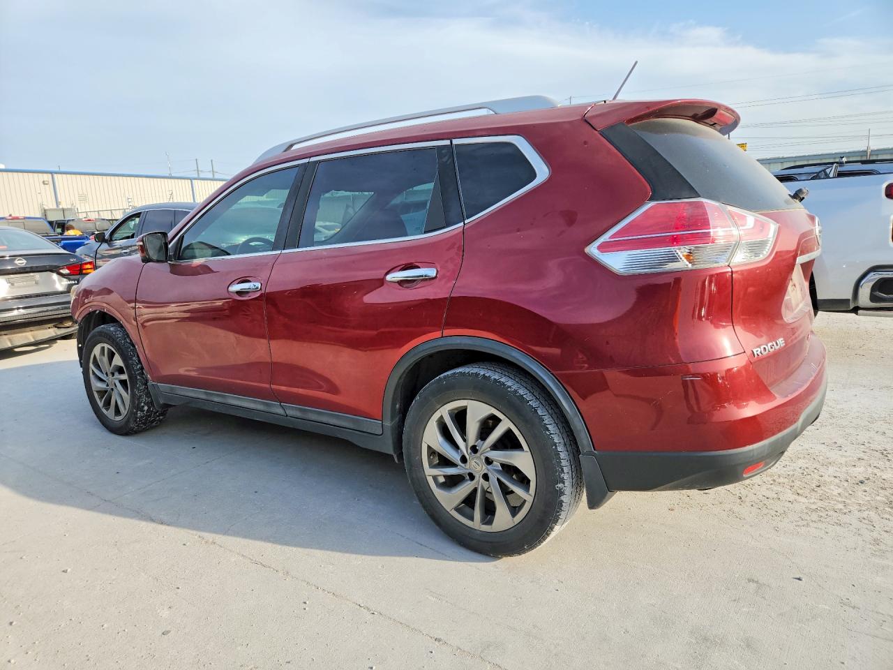 2015 Nissan Rogue Burgundy vin: 5N1AT2MT3FC884661