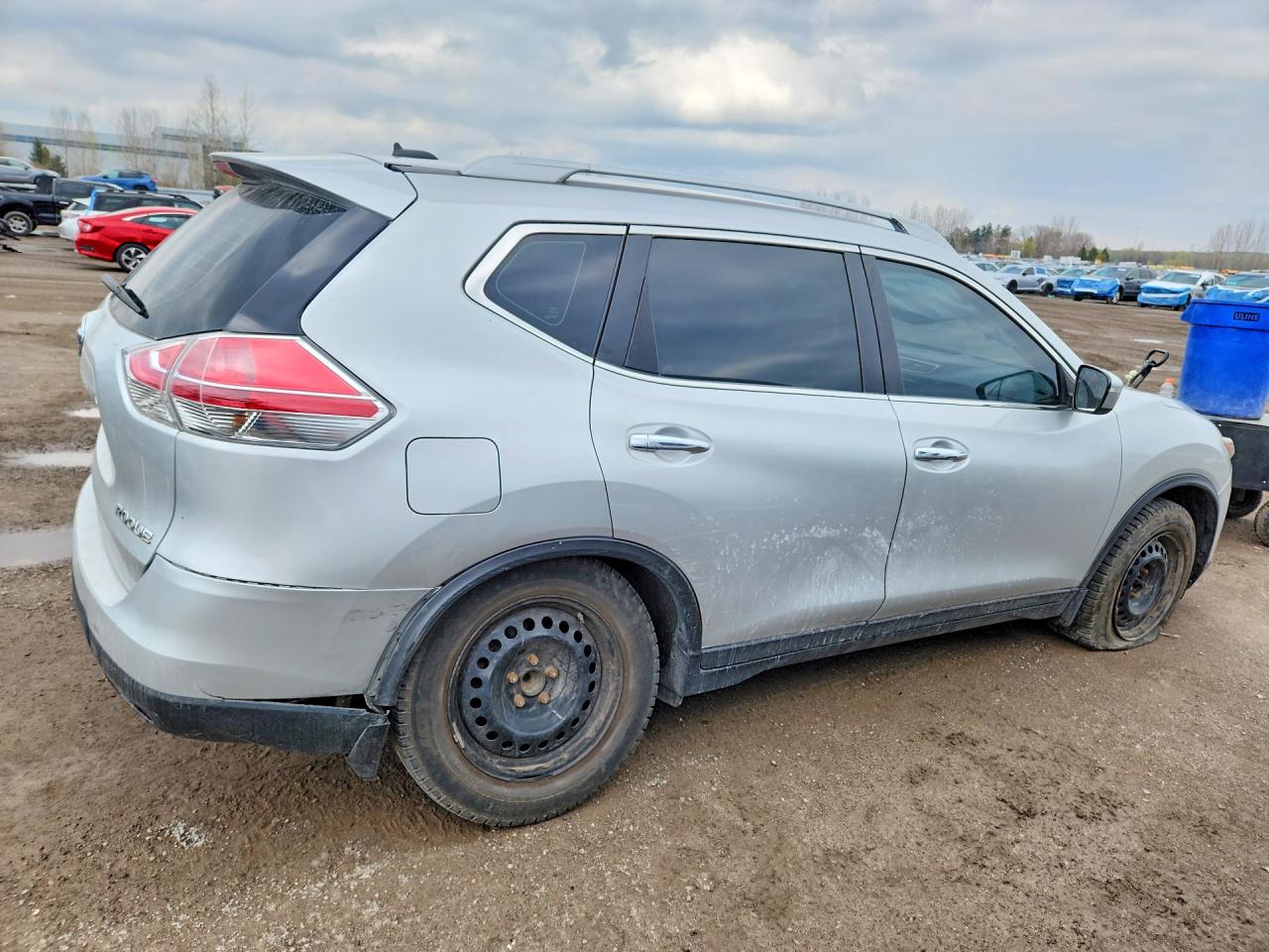 2014 Nissan Rogue S Silver vin: 5N1AT2MT4EC857581