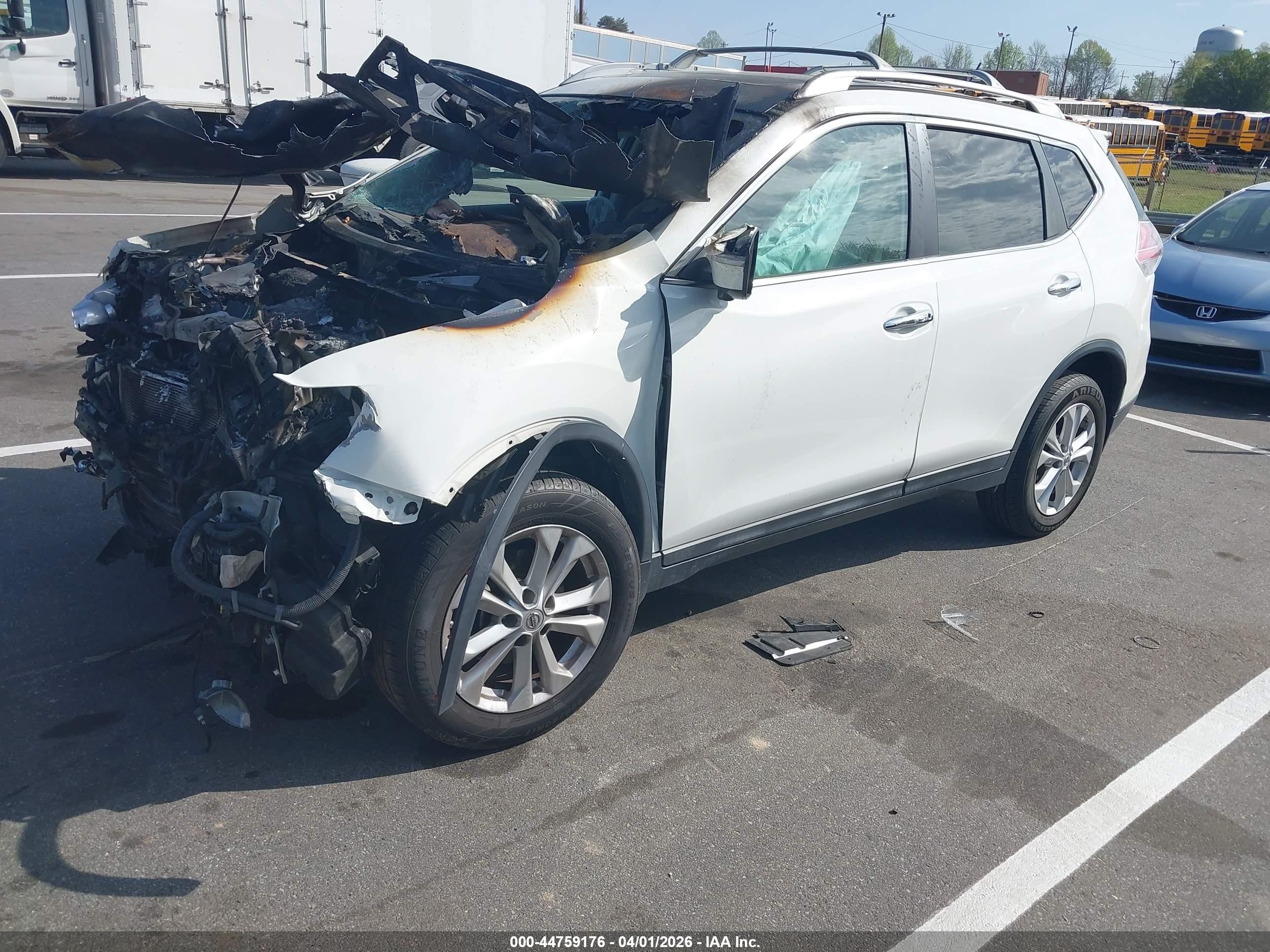 2015 Nissan Rogue Sv Белый vin: 5N1AT2MT4FC896043