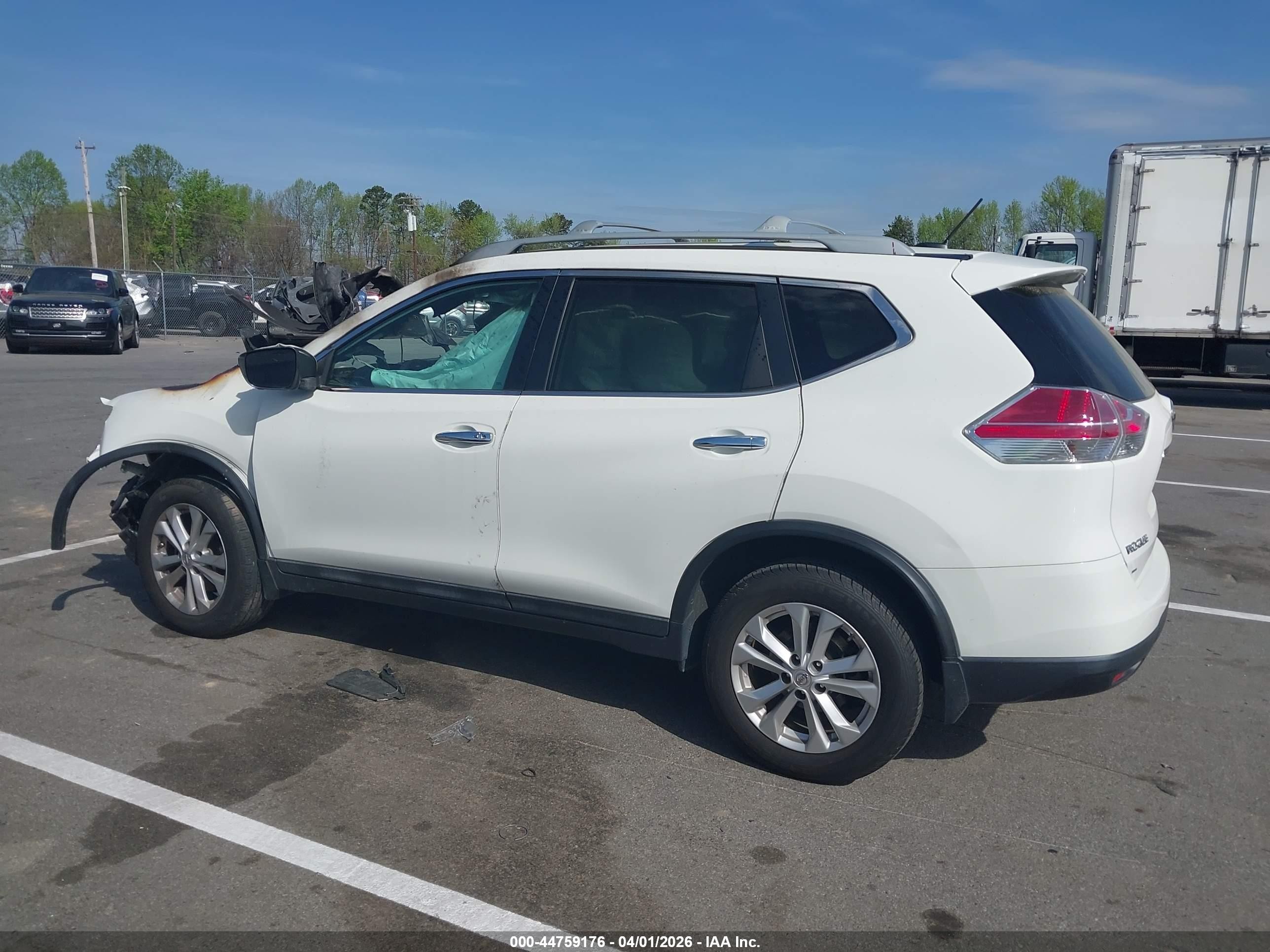 2015 Nissan Rogue Sv Белый vin: 5N1AT2MT4FC896043