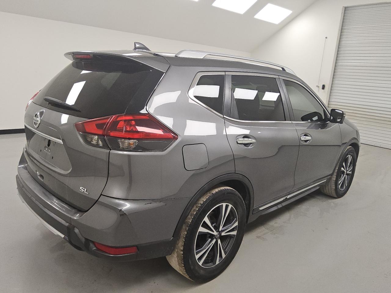 2018 Nissan Rogue Sl Серый vin: 5N1AT2MT4JC776915 Damage: Right Rear Tire, Worn, Replacement Required