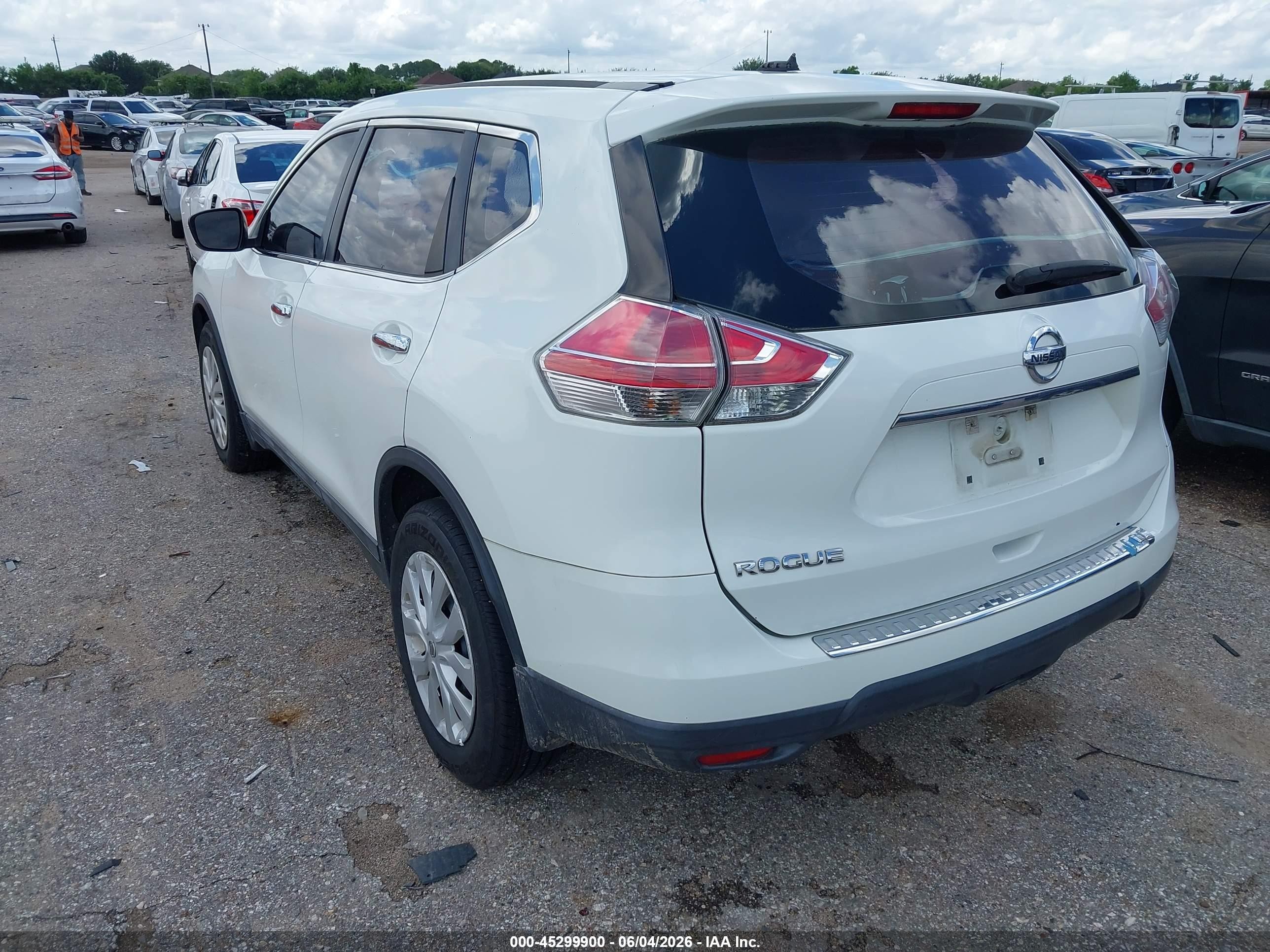 2015 Nissan Rogue S White vin: 5N1AT2MT6FC855896