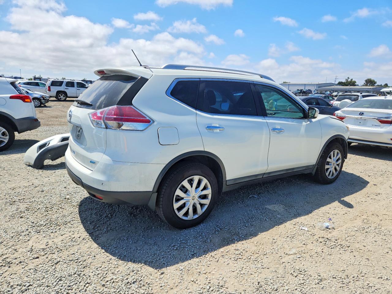 2015 Nissan Rogue S Белый vin: 5N1AT2MT6FC888607