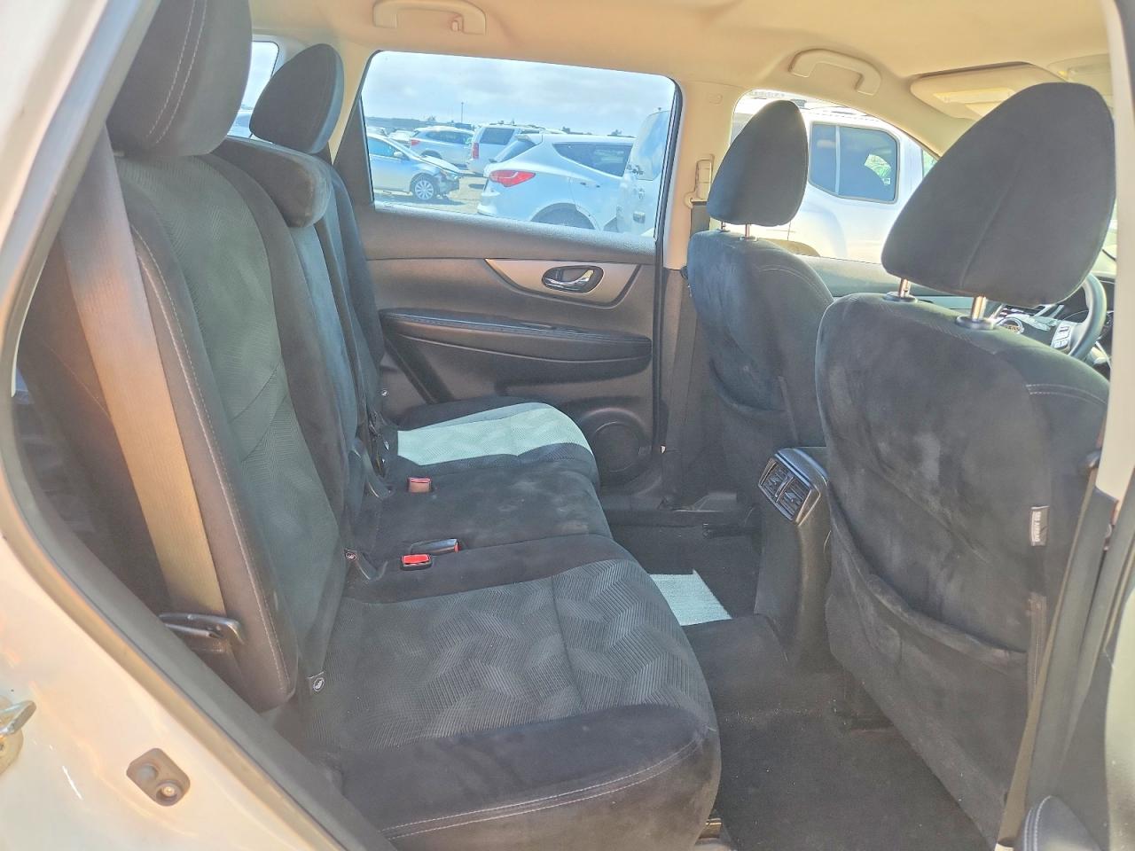 2015 Nissan Rogue S Белый vin: 5N1AT2MT6FC888607