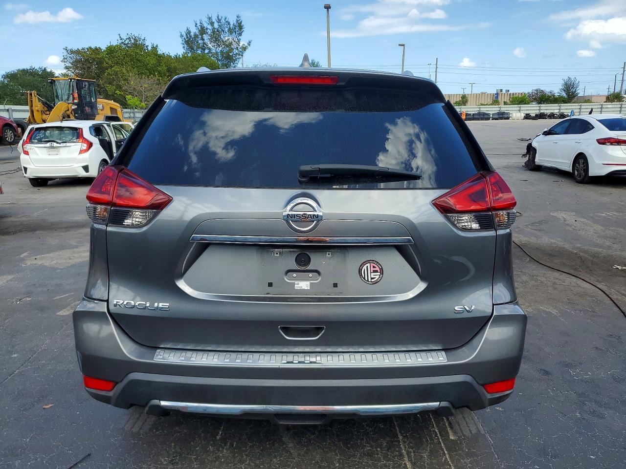 2018 Nissan Rogue Gray vin: 5N1AT2MT6JC768492